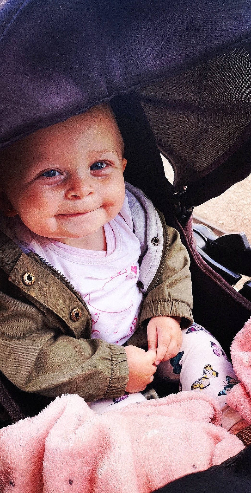 Océane a rejoint le concours — aidez-le/la à gagner de superbes lots ! baby, baby_toddler_clothing, beauty, cheek, child, comfort, cool, finger, flash_photography, gesture, happy, lip, nose, person, pink, product, purple, skin, sleeve, smile