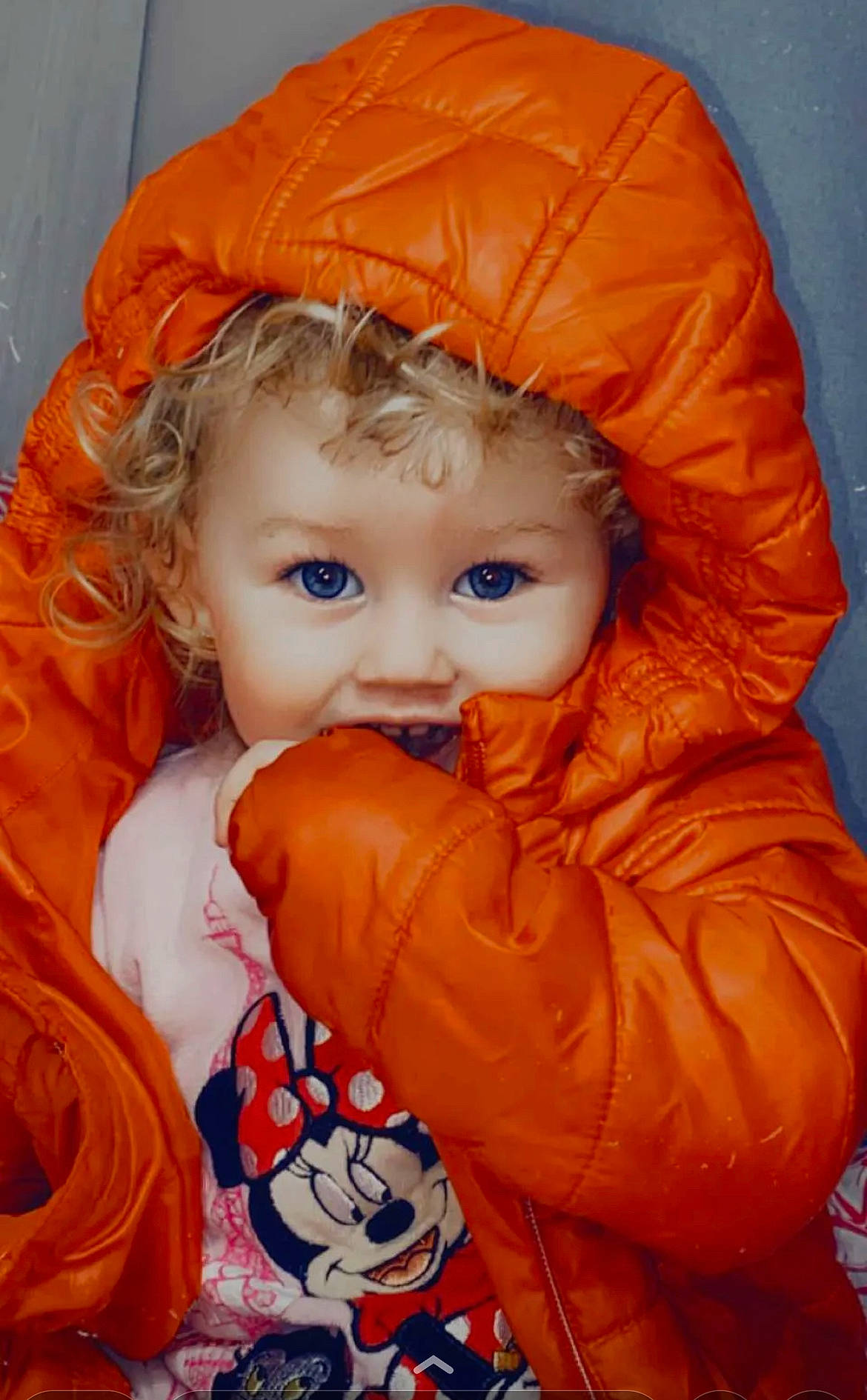Ezra a rejoint le concours — aidez-le/la à gagner de superbes lots ! baby, baby_toddler_clothing, cheek, chin, eye, fun, hair, hairstyle, head, headgear, human_body, iris, jacket, mouth, nose, orange, outerwear, person, sleeve, textile