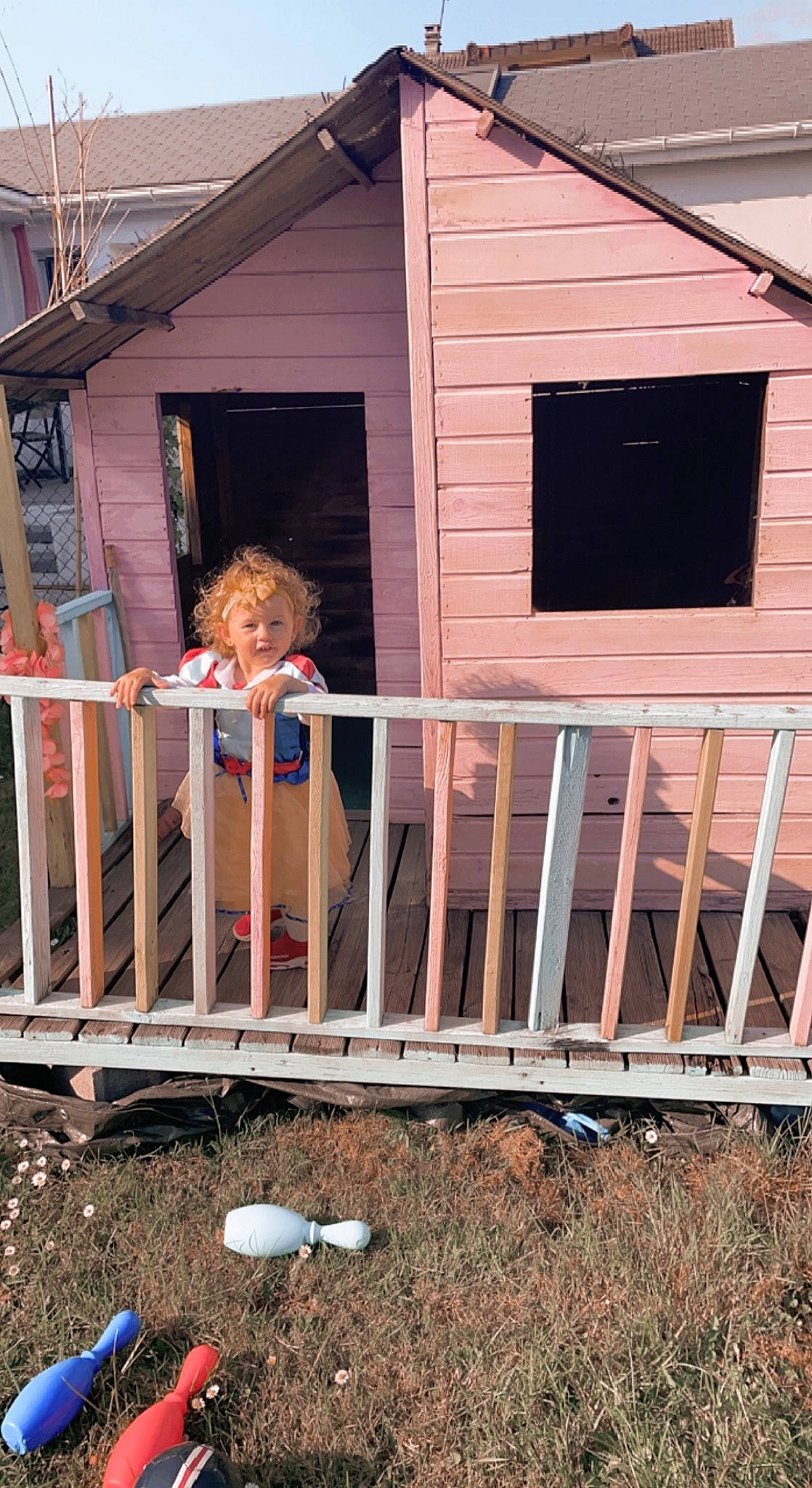 Ezra a rejoint le concours — aidez-le/la à gagner de superbes lots ! cottage, fence, garden_buildings, grass, hardwood, home_fencing, house, leisure, lumber, outdoor_structure, person, plank, property, roof, shorts, siding, t_shirt, toddler, window, wood