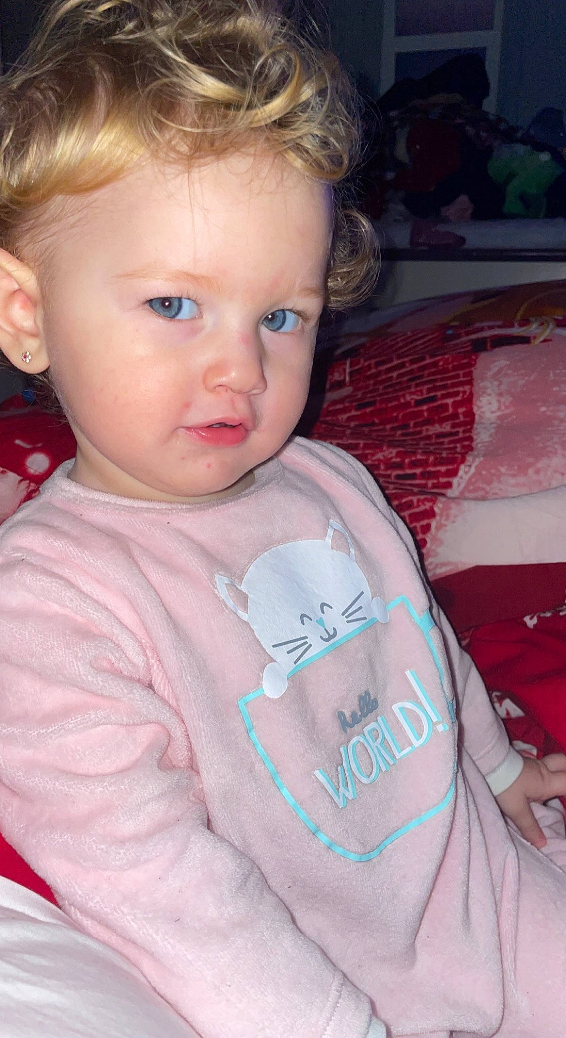 Ezra a rejoint le concours — aidez-le/la à gagner de superbes lots ! baby_toddler_clothing, cheek, chin, ear, eye, eyebrow, eyelash, forehead, hair, head, iris, lip, mammal, mouth, neck, nose, organ, person, pink, skin