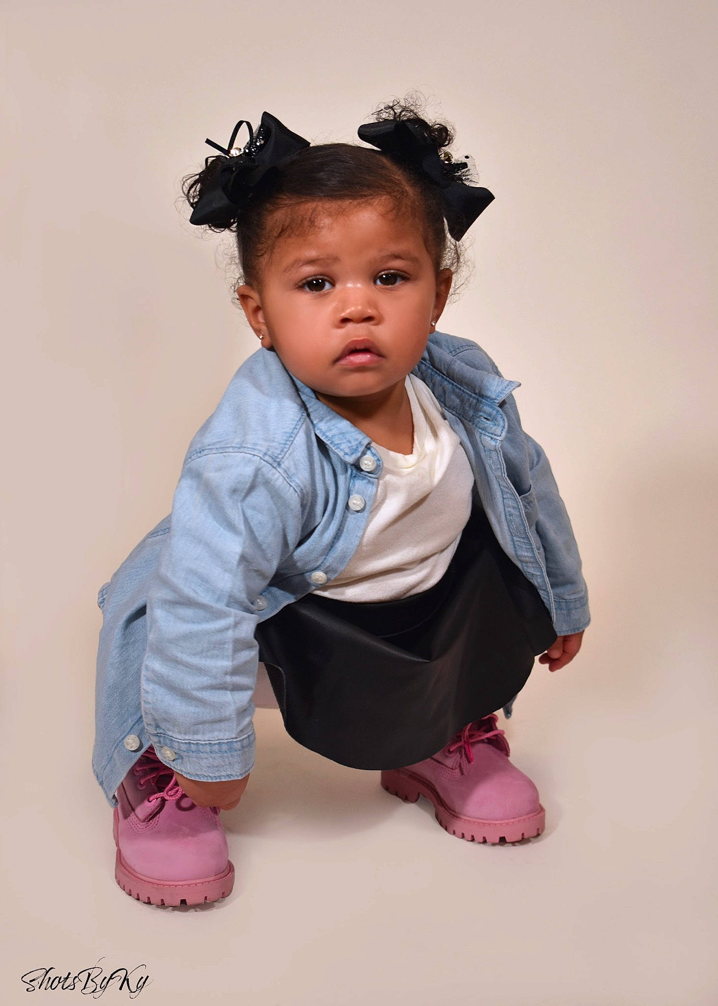 Londynn is registered to the contest to win money with this photo: baby, baby_toddler_clothing, cheek, child, collar, dress_shirt, eyelash, fashion_accessory, flash_photography, fun, hair_accessory, happy, head, headband, headpiece, jewellery, person, pink, portrait_photography, sleeve