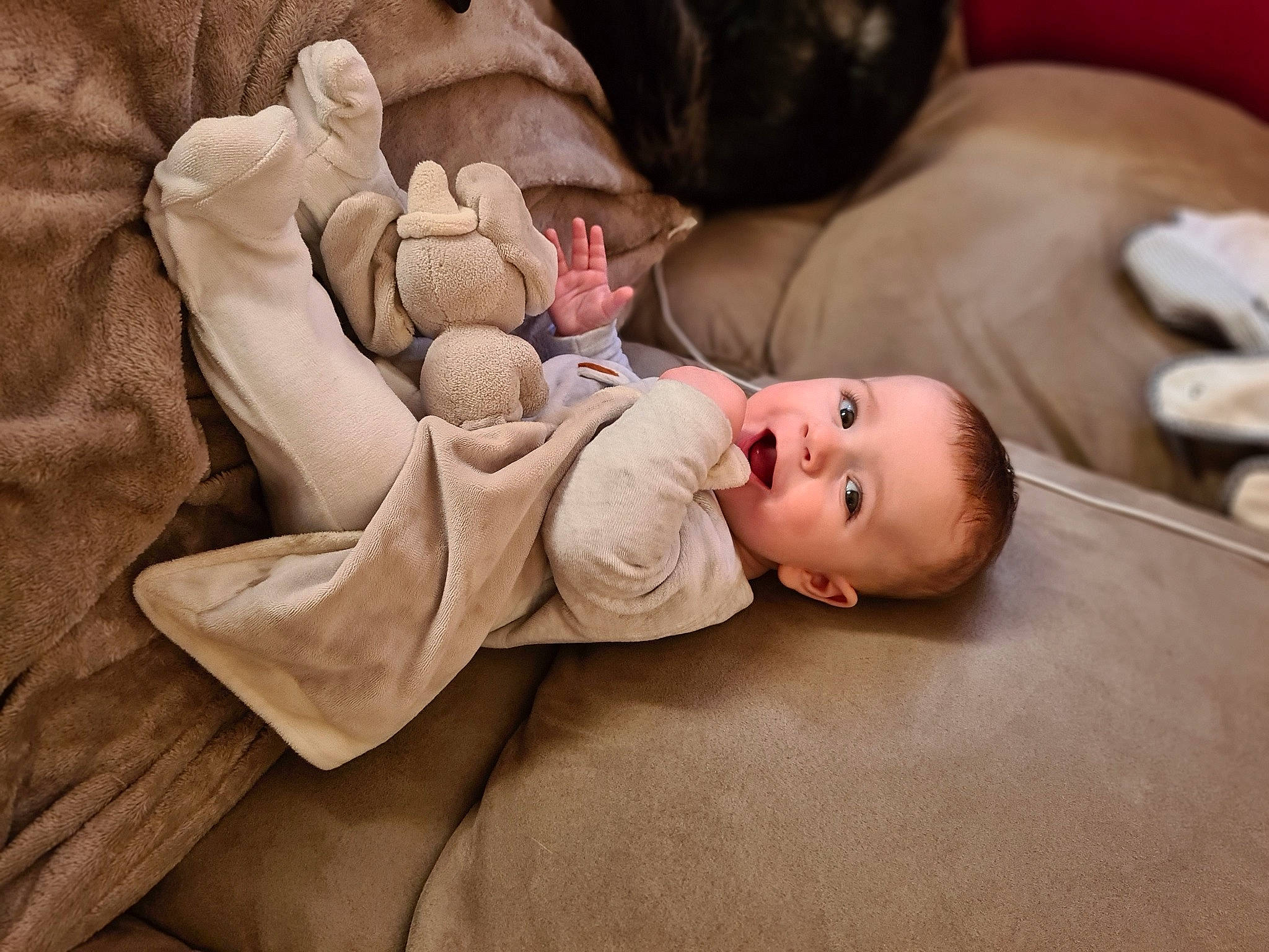 Milann a rejoint le concours — aidez-le/la à gagner de superbes lots ! baby, baby_products, baby_toddler_clothing, bedtime, cheek, child, comfort, eye, flash_photography, grass, head, human_body, linens, nose, person, sitting, skin, sleeve, toddler, tree