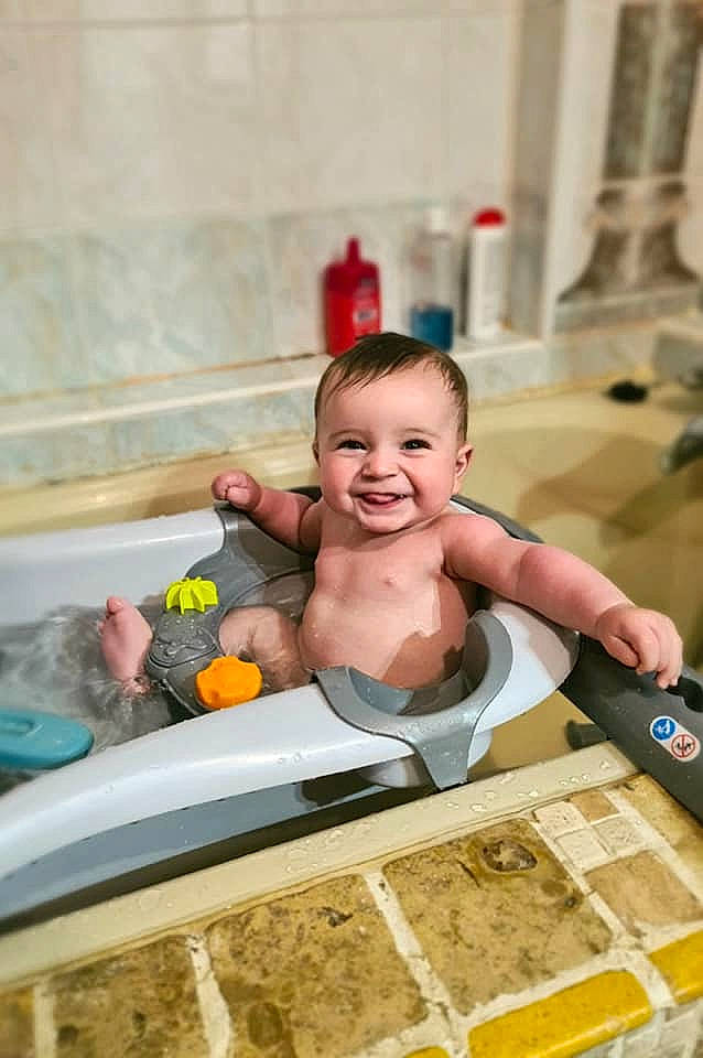 Milann participe au concours pour gagner de l'argent avec cette photo : baby, baby_products, bathing, bathroom, child, flooring, fun, happy, joy, leisure, person, play, plumbing, plumbing_fixture, recreation, room, sitting, smile, swimming_pool, toddler