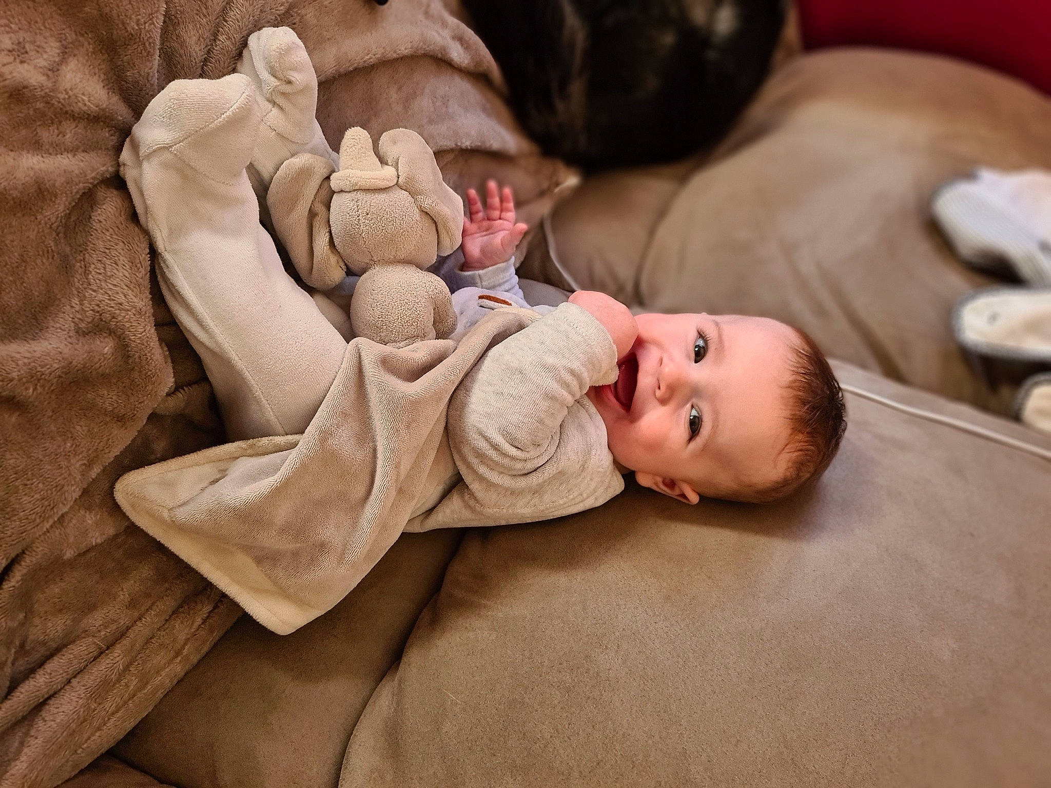 Milann a rejoint le concours — aidez-le/la à gagner de superbes lots ! baby, baby_products, baby_toddler_clothing, cheek, child, comfort, ear, eye, face, gesture, grass, happy, head, linens, nose, person, product, skin, sleeve, toddler