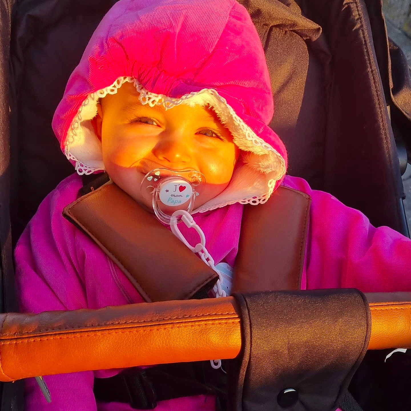 Séréna participe au concours pour gagner de l'argent avec cette photo : baby_products, beanie, cap, car_seat, child, comfort, entertainment, event, eyewear, fashion_accessory, fun, fur, headwear, hood, magenta, orange, person, personal_protective_equipment, purple, selfie