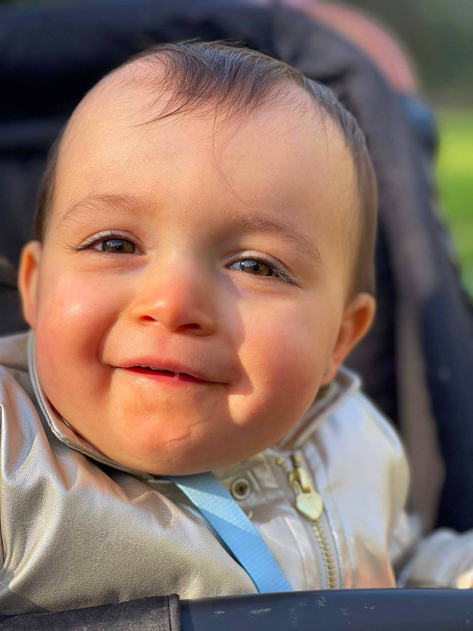 Séréna a rejoint le concours — aidez-le/la à gagner de superbes lots ! baby, baby_products, baby_toddler_clothing, cheek, child, chin, eyebrow, eyelash, fun, grass, happy, iris, joy, laugh, lip, nose, person, portrait_photography, skin, sleeve