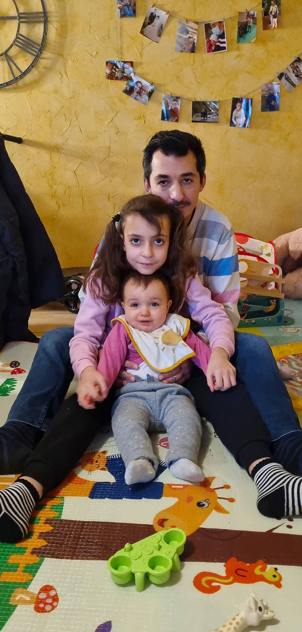 Lyanah participe au concours pour gagner de l'argent avec cette photo : baby, child, event, flooring, fun, hairstyle, happy, head, lap, leisure, person, play, product, recreation, room, sharing, sitting, snapshot, social_group, toddler