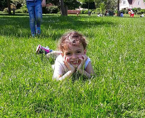 Lyanah participe au concours pour gagner de l'argent avec cette photo : baby, botany, fun, grass, grass_family, grassland, groundcover, happy, joy, landscape, lawn, leisure, meadow, natural_environment, people_in_nature, person, plant, prairie, shrub, smile
