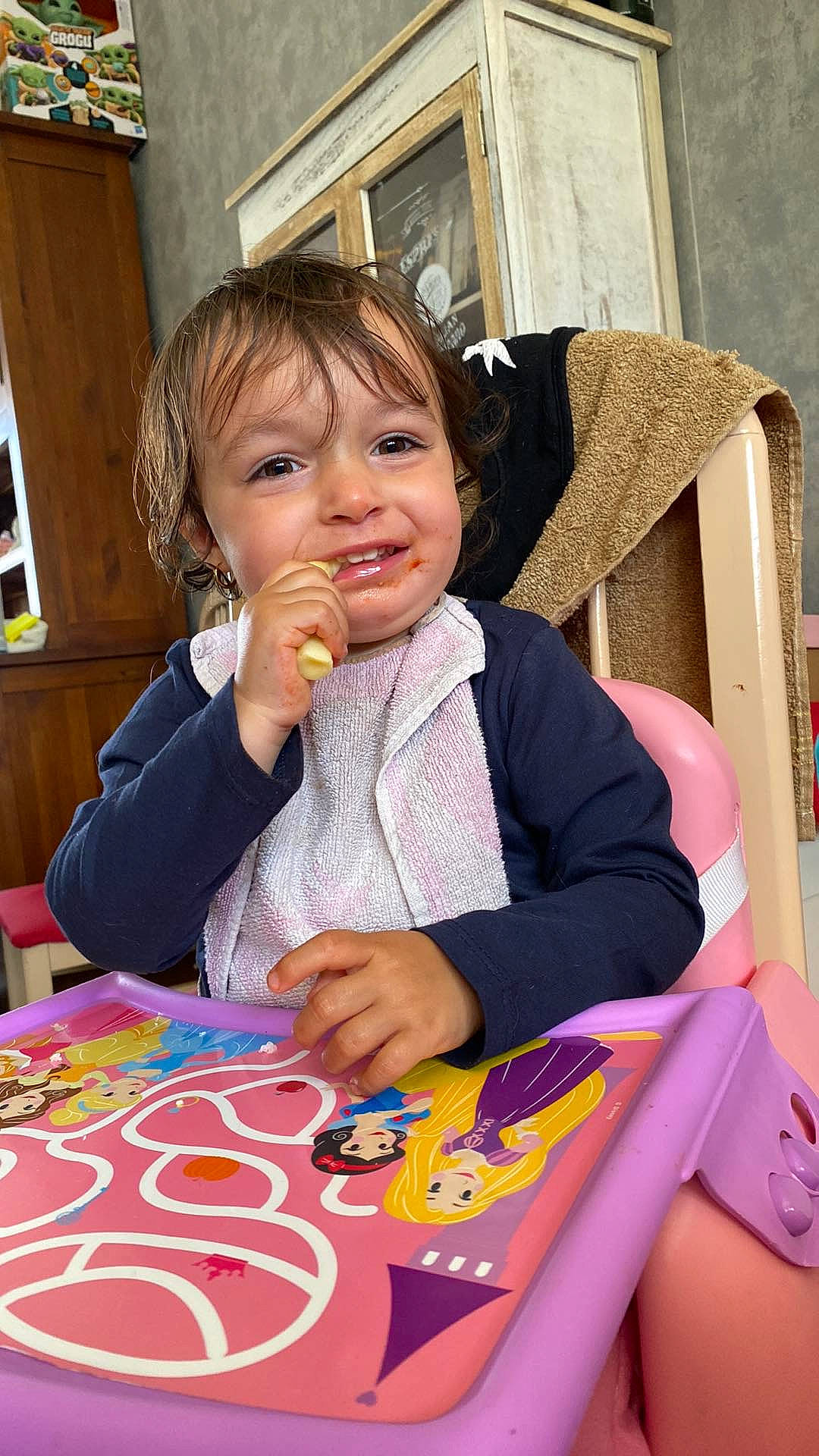 Séréna participe au concours pour gagner de l'argent avec cette photo : baby, baby_toddler_clothing, chair, cheek, child, finger, flooring, fun, happy, joy, leisure, person, picture_frame, play, sharing, sitting, smile, sweetness, table, tableware