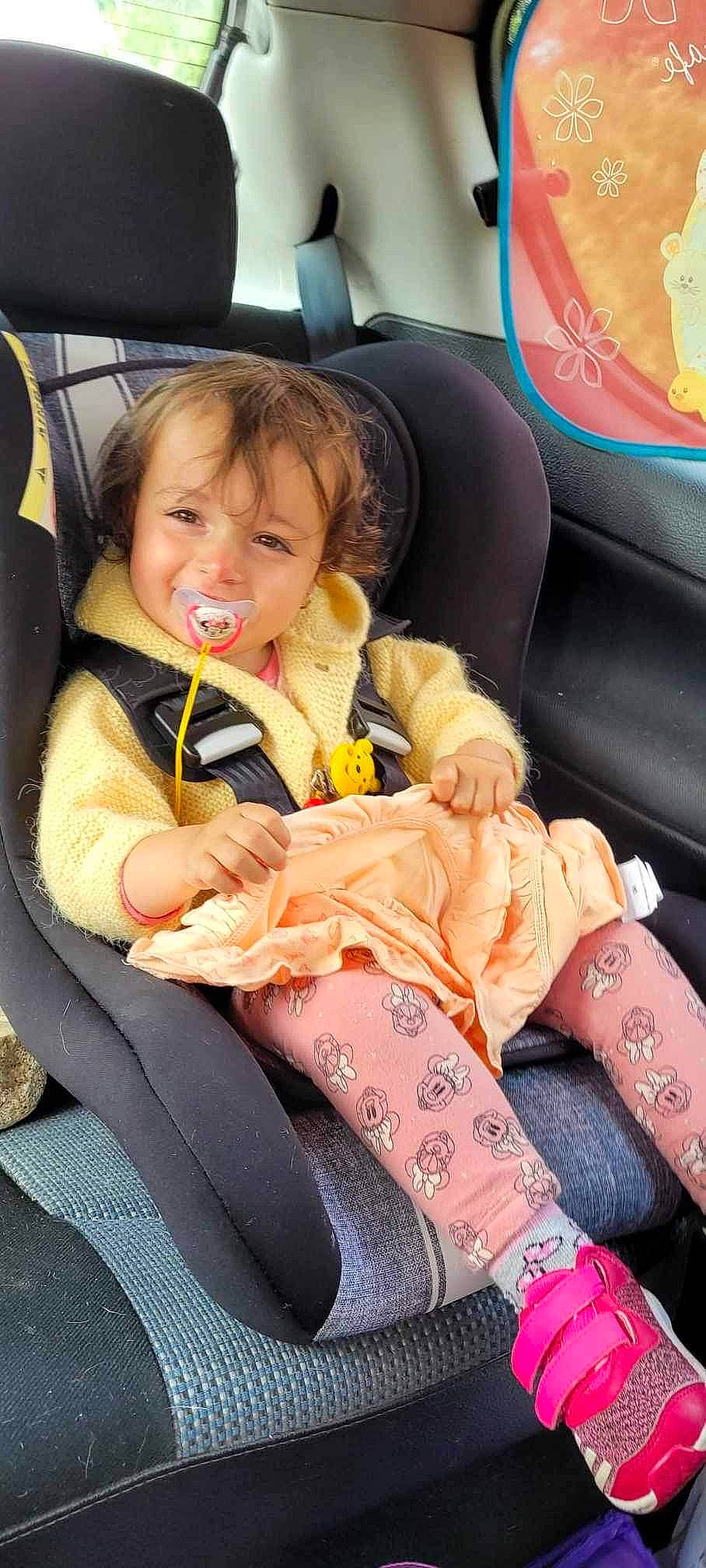 Séréna participe au concours pour gagner de l'argent avec cette photo : baby, baby_in_car_seat, baby_toddler_clothing, car_seat, car_seat_cover, child, comfort, face, finger, hand, head, joy, lap, person, seat_belt, skin, sleeve, smile, steering_wheel, thigh