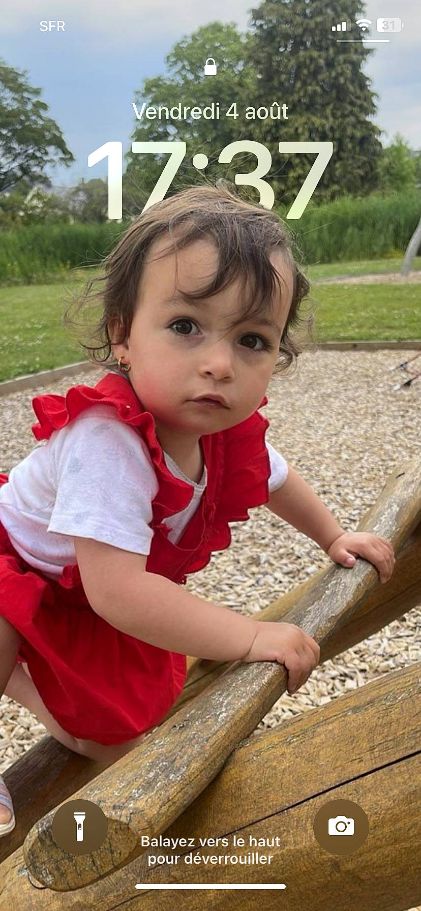 Séréna participe au concours pour gagner de l'argent avec cette photo : baby, baby_toddler_clothing, child, city, eye, fun, grass, happy, leaf, leisure, person, plant, play, public_space, sitting, skin, soil, t_shirt, toddler, tree