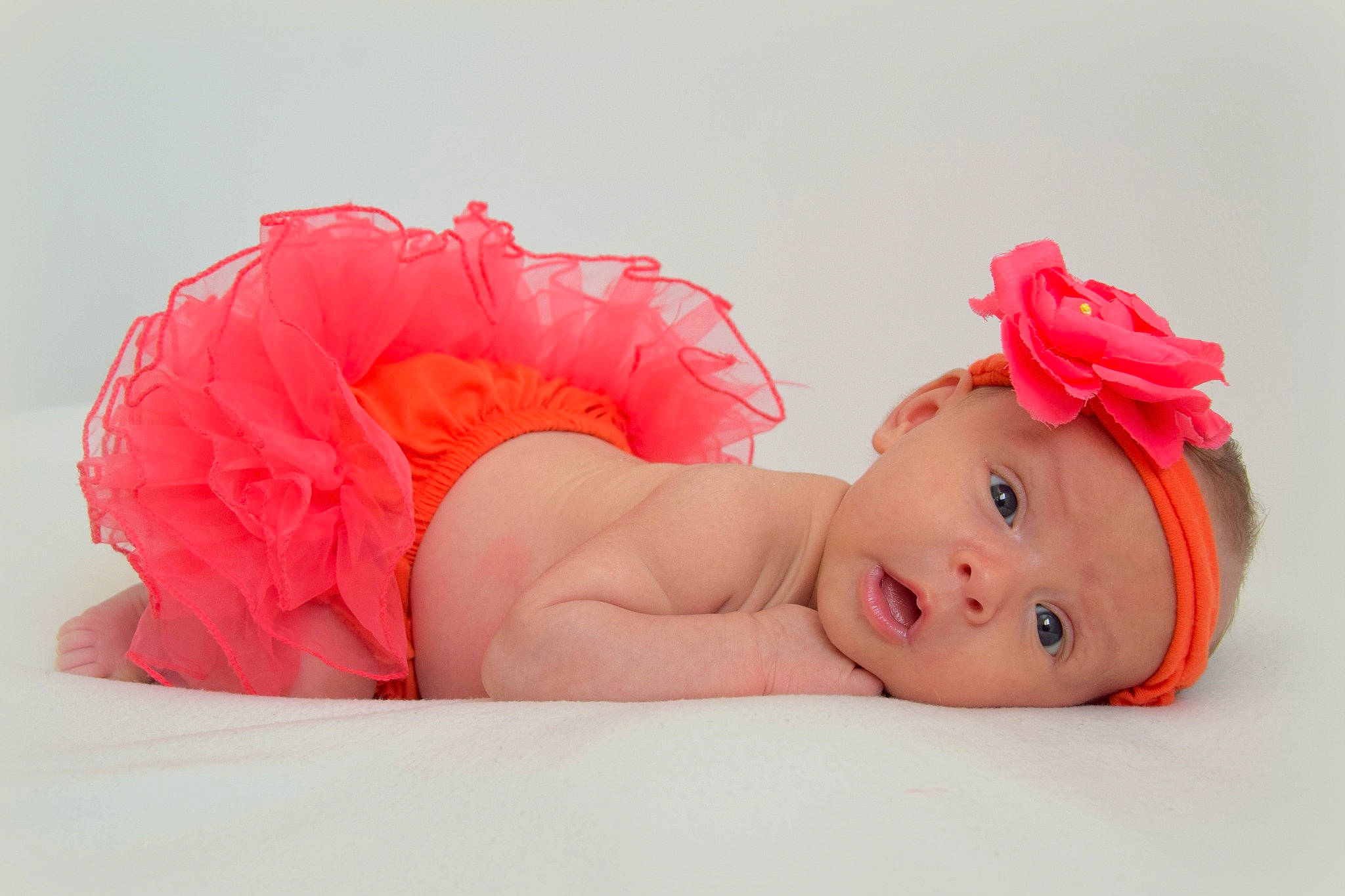 Miya a rejoint le concours — aidez-le/la à gagner de superbes lots ! arm, baby, baby_toddler_clothing, cap, comfort, dress, eye, flash_photography, hand, happy, headband, headgear, headpiece, headwear, human_body, leg, lip, mouth, person, pink