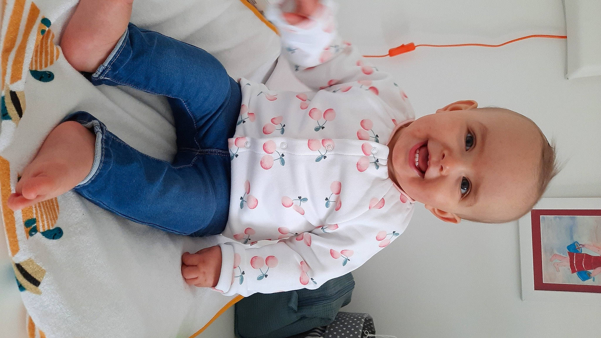 Miya a rejoint le concours — aidez-le/la à gagner de superbes lots ! arm, baby, baby_laughing, baby_products, baby_toddler_clothing, child, clothing, comfort, finger, fun, gesture, hand, happy, joy, mouth, nail, person, sleeve, smile, thumb