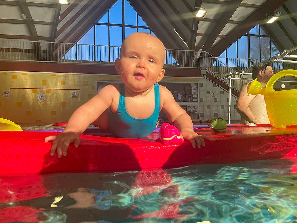 Miya a rejoint le concours — aidez-le/la à gagner de superbes lots ! baby, baby_float, bathing, child, fun, games, happy, indoor_games_and_sports, inflatable, leisure, leisure_centre, outdoor_recreation, person, personal_protective_equipment, play, recreation, swimmer, swimming_pool, swimwear, toddler