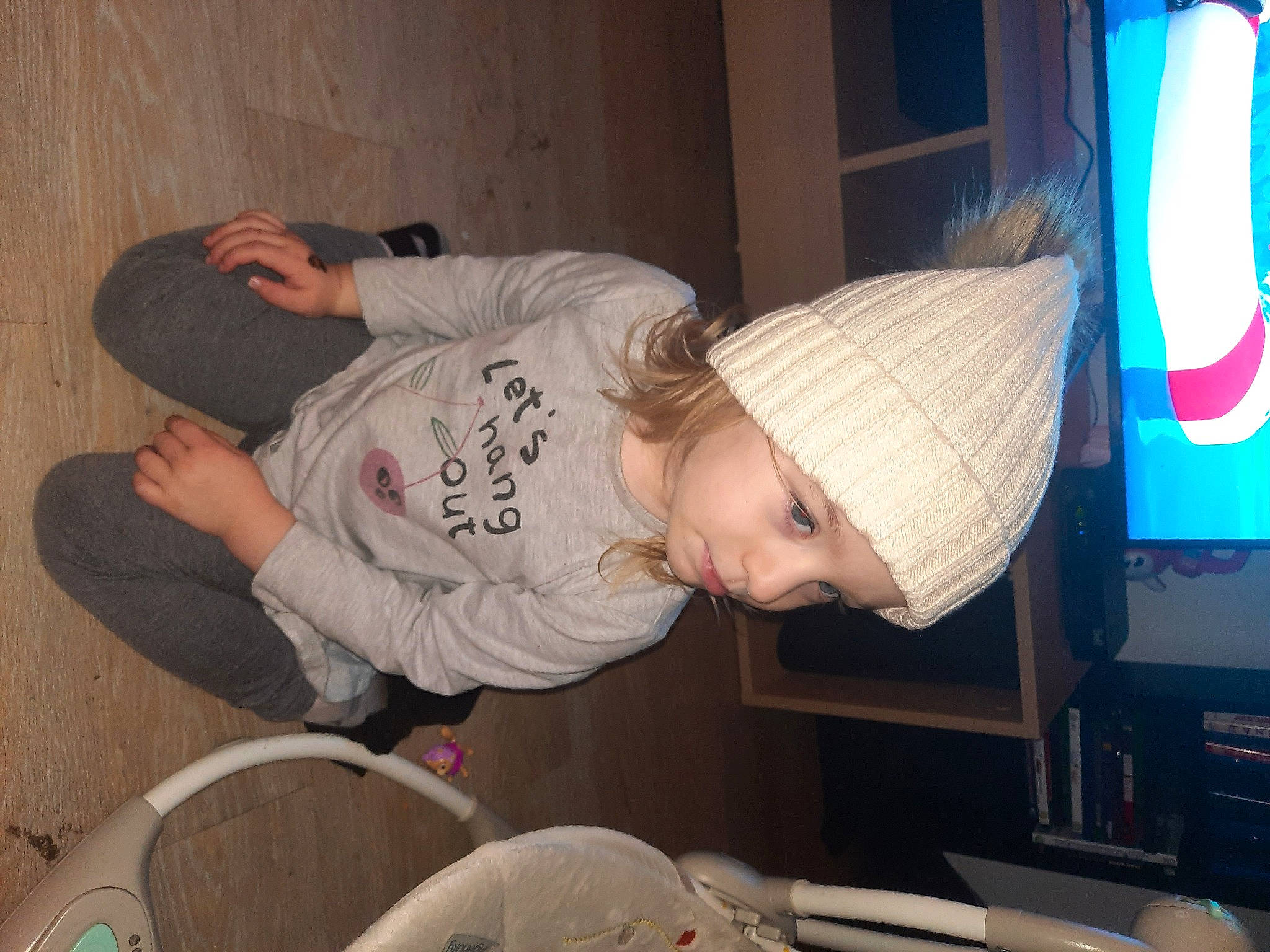 Maylia participe au concours pour gagner de l'argent avec cette photo : baby, baseball_cap, cap, chair, child, comfort, fashion_accessory, fun, hat, headgear, headwear, home_appliance, person, room, sitting, t_shirt, television, television_set, toddler, vacation