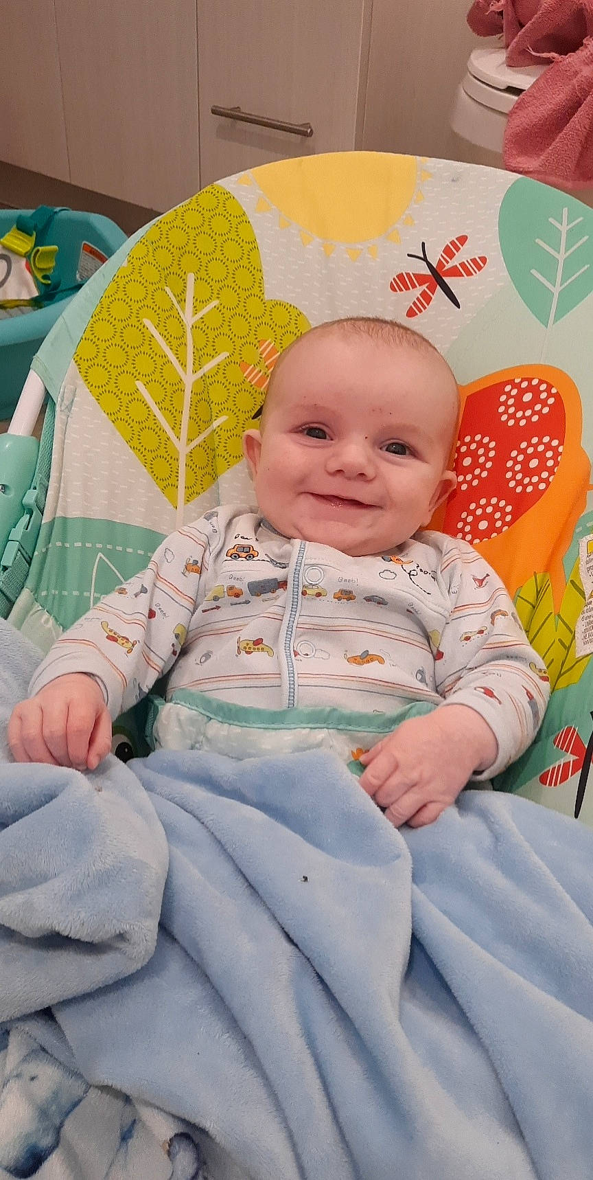 Arthur a rejoint le concours — aidez-le/la à gagner de superbes lots ! baby, baby_laughing, baby_products, baby_toddler_clothing, cheek, child, comfort, facial_expression, fun, happy, joy, linens, person, pink, product, room, sitting, skin, sleeve, smile