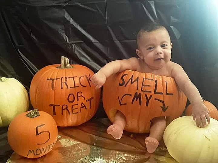 Kennen is registered to the contest to win money with this photo: arm, calabaza, cucurbita, eye, facial_expression, finger, gourd, happy, human_body, mammal, mouth, natural_foods, orange, organ, person, plant, pumpkin, smile, squash, vertebrate