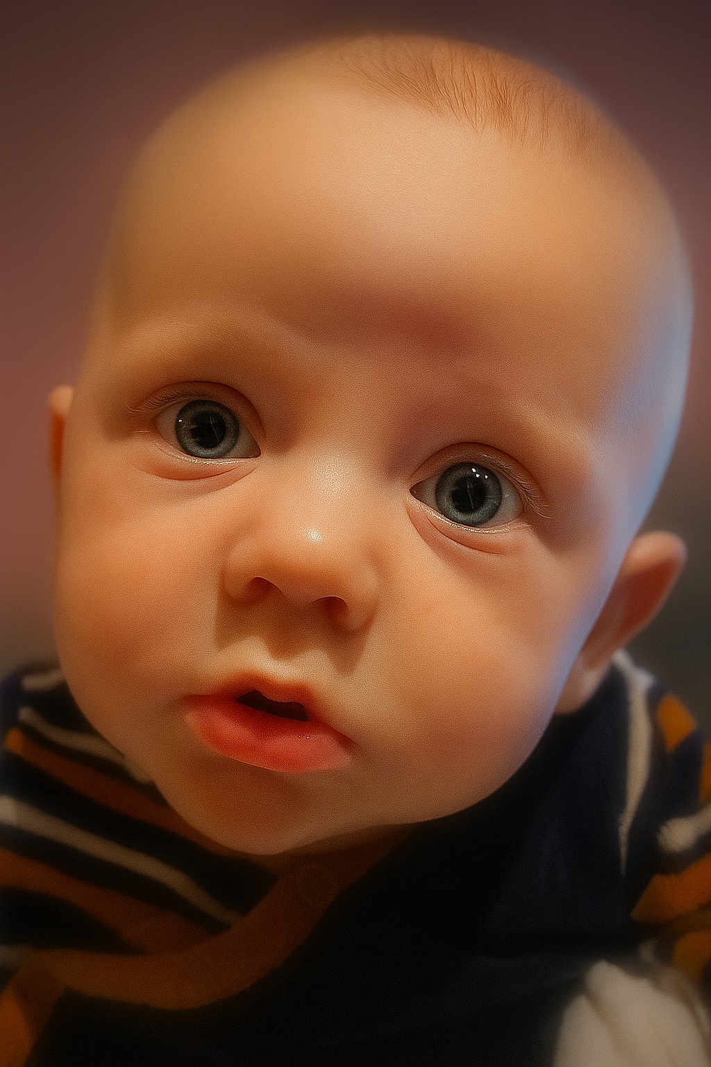 Louis a rejoint le concours — aidez-le/la à gagner de superbes lots ! baby, blue_eyes, child, close_up, clothing, curious, cute, expression, face, head, indoors, infant, innocence, person, portrait, skin, soft_light, striped, warm_tones, young