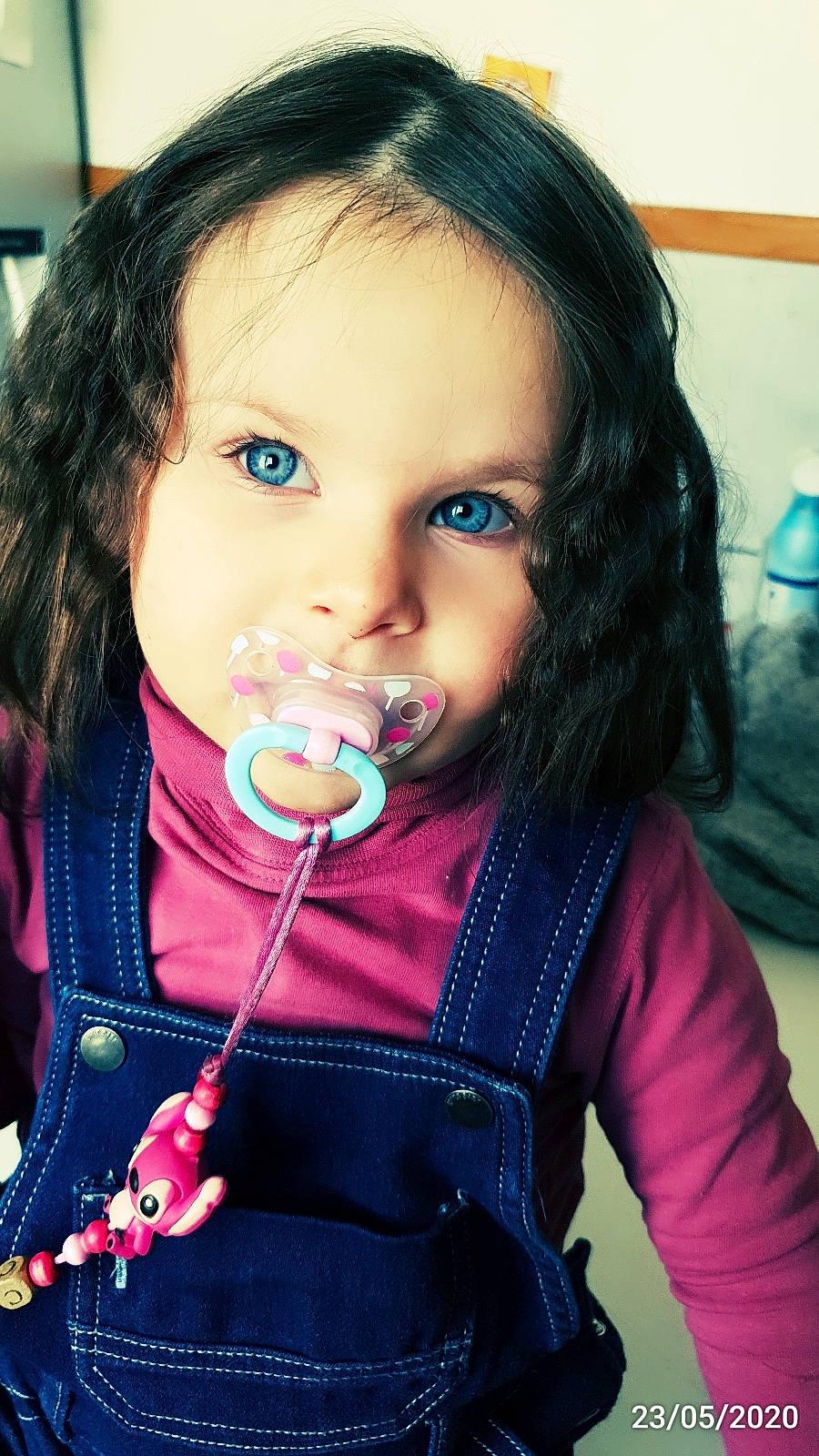 Clara participe au concours pour gagner de l'argent avec cette photo : black_hair, cheek, child, child_model, face, lip, nose, person, skin, smile, toddler