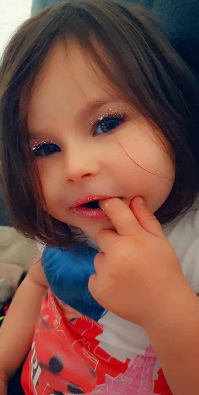 Clara a rejoint le concours — aidez-le/la à gagner de superbes lots ! beauty, black_hair, brown_hair, cheek, child, child_model, chin, eye, eyebrow, eyelash, face, finger, gesture, hair, lip, mouth, nail, nose, person, skin