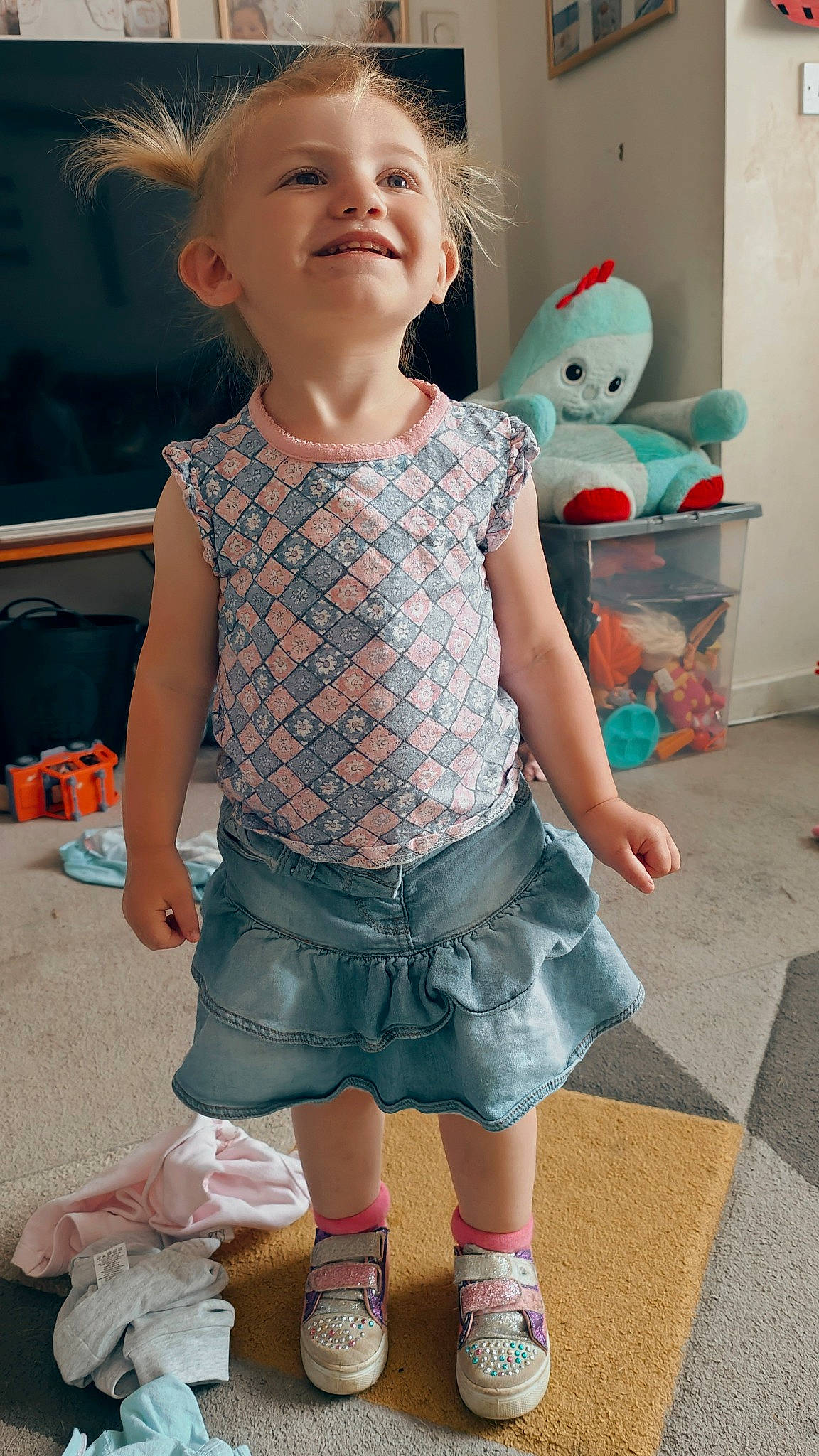 Zelda is registered to the contest to win money with this photo: baby_toddler_clothing, child, fun, hairstyle, happy, human_leg, iris, joint, joy, pattern, person, photograph, pink, skin, sleeve, smile, snapshot, sock, thigh, toddler