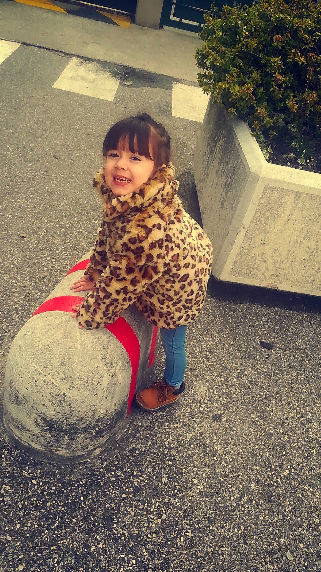 Sienna a rejoint le concours — aidez-le/la à gagner de superbes lots ! child, fun, girl, joy, pattern, person, play, sitting, snapshot, toddler, tree, vacation