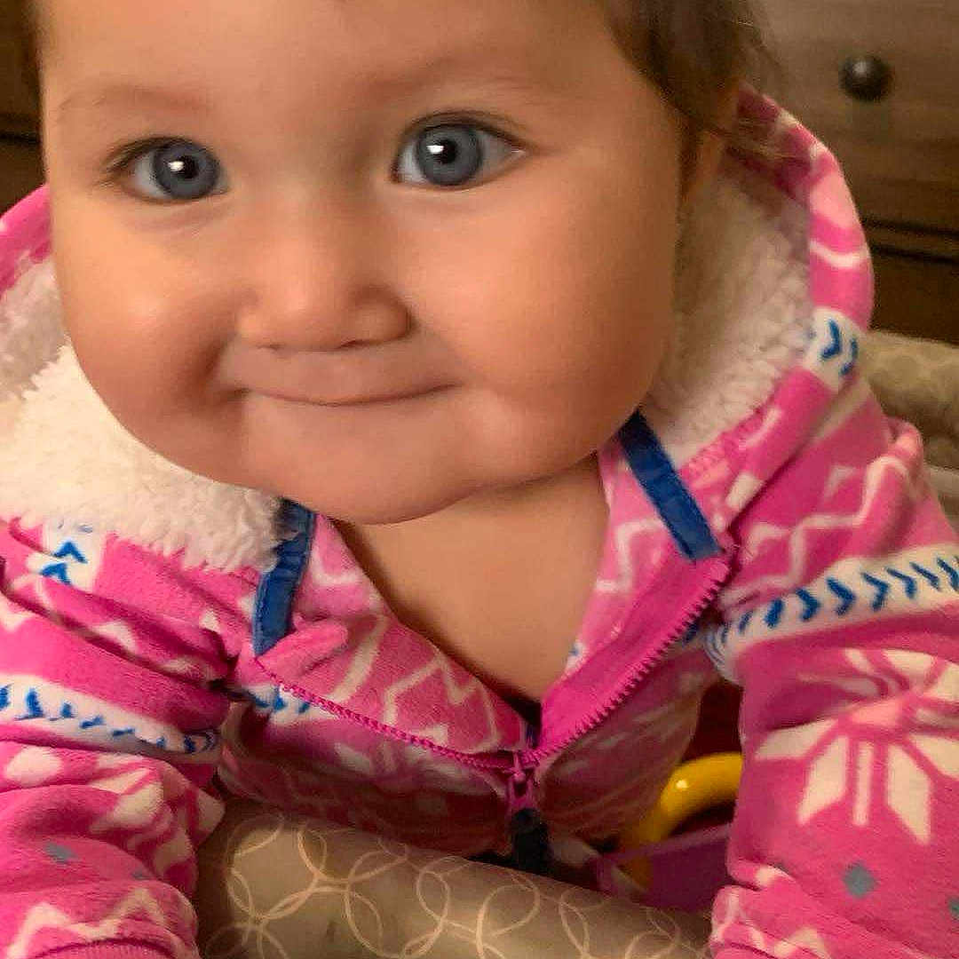 Anahì is registered to the contest to win money with this photo: baby, bodypart, clothing, coat, face, finger, furniture, hand, happy, head, hoodie, jacket, knitwear, pajamas, person, photography, portrait, smile, sweater, sweatshirt