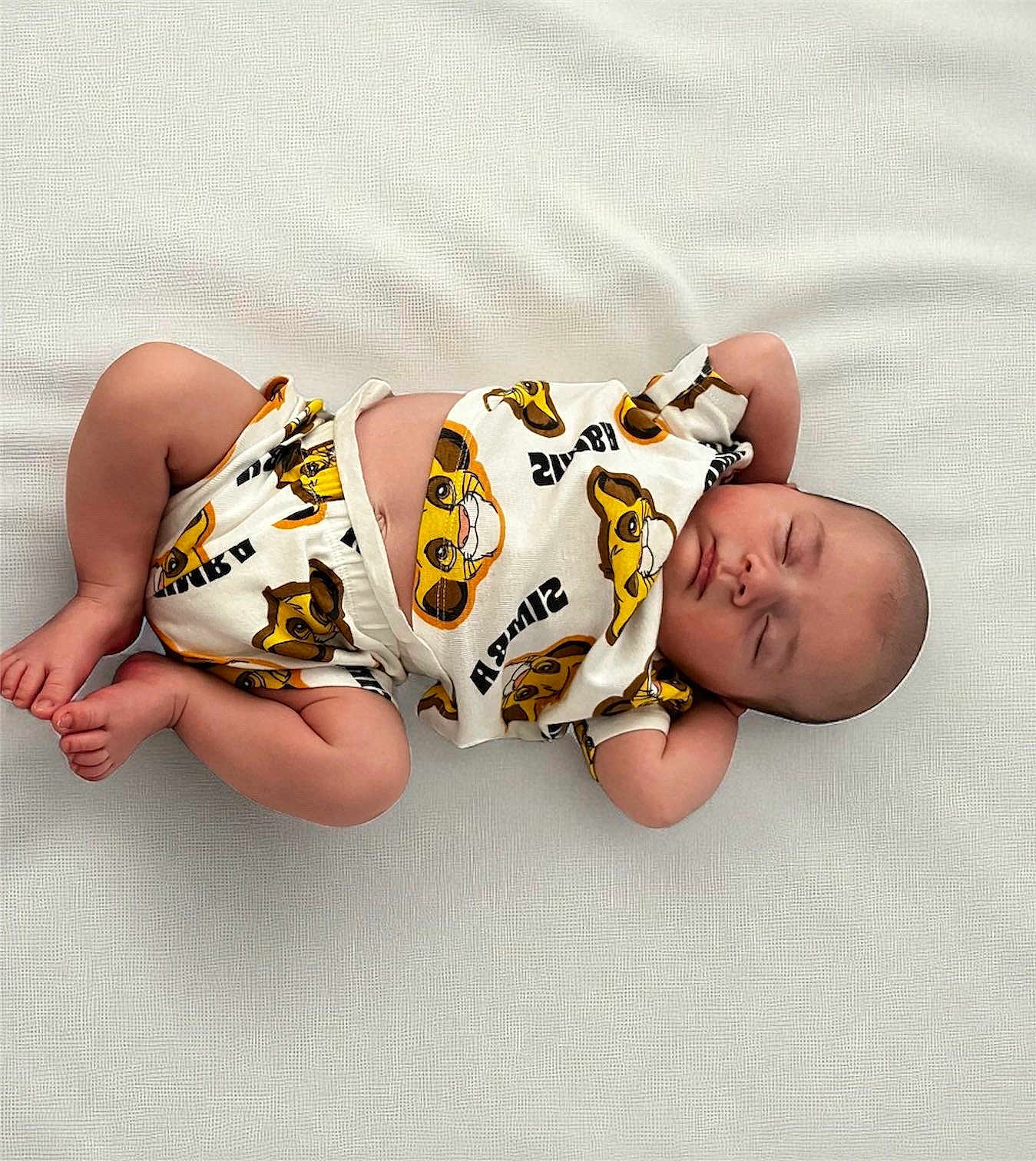 Silvio a rejoint le concours — aidez-le/la à gagner de superbes lots ! baby, sleeping, pajamas, simba, white_background, infant, cute, peaceful, child, face, hands, feet, lying_down, rest, relaxed, skin, clothing, bedtime, portrait, young