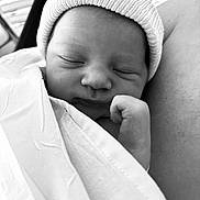 Silvio a rejoint le concours — aidez-le/la à gagner de superbes lots ! newborn, baby, infant, sleeping, hat, blanket, closeup, face, peaceful, cute, soft, black_and_white, wrapped, resting, hand, knit_hat, portrait, indoors, tender, newborn_baby