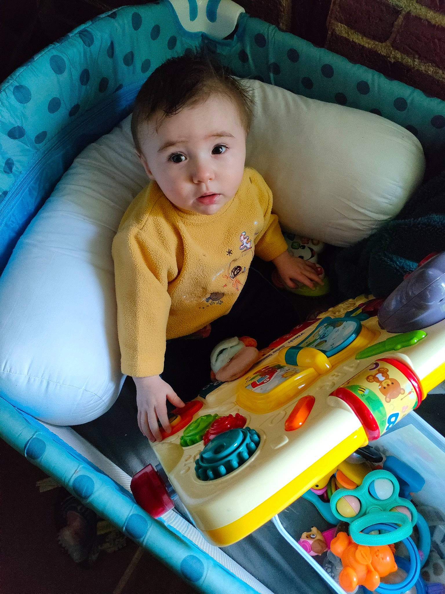 Sully participe au concours pour gagner de l'argent avec cette photo : baby, baby_products, baby_toddler_clothing, baby_toys, car_seat, chair, cheek, child, comfort, couch, fun, person, plastic, play, product, room, sitting, toddler, toy, vacation