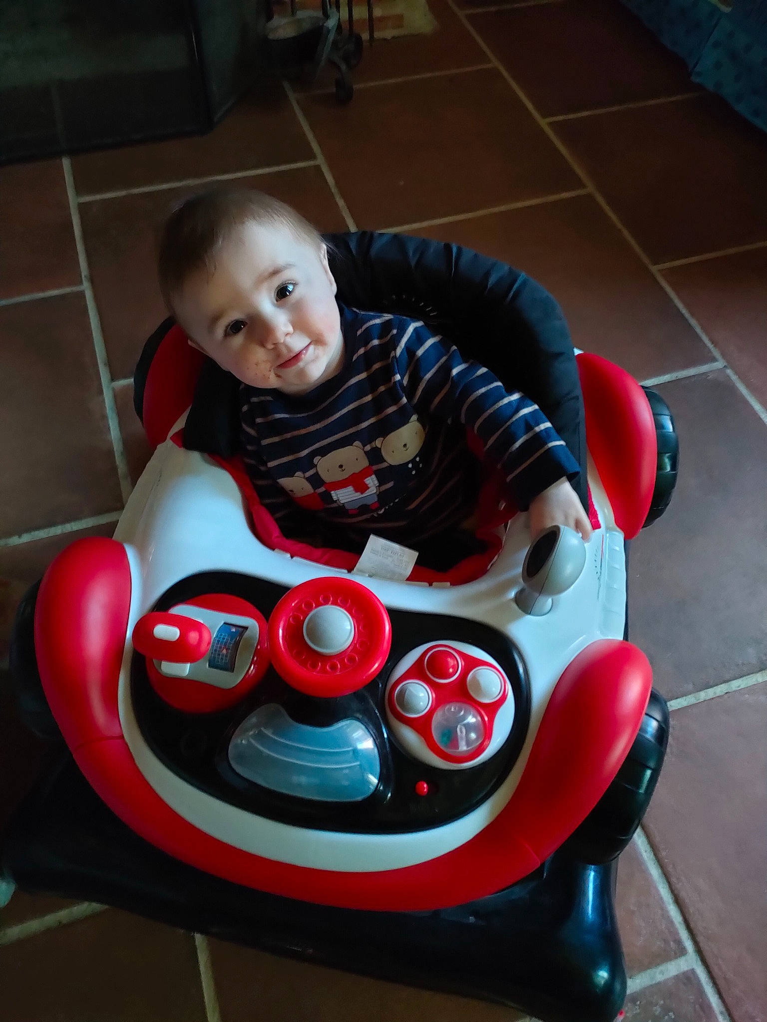 Sully a rejoint le concours — aidez-le/la à gagner de superbes lots ! audio_equipment, automotive_design, baby, baby_playing_with_toys, baby_products, baby_toddler_clothing, baby_toys, carmine, child, flooring, fun, head, person, play, recreation, red, riding_toy, sitting, smile, toddler