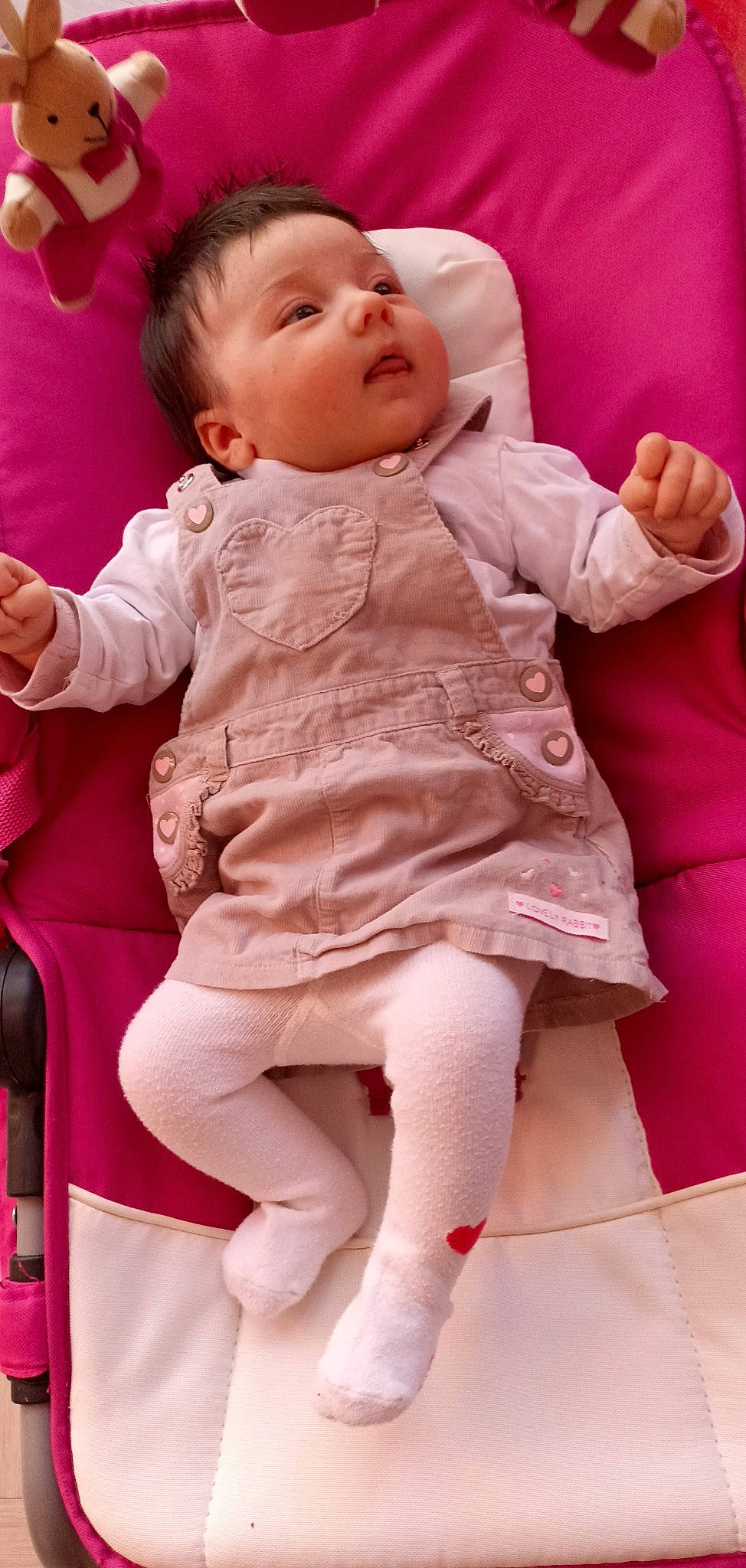 Romy a rejoint le concours — aidez-le/la à gagner de superbes lots ! baby_toddler_clothing, cheek, chin, eye, face, gesture, hair, head, human_body, joint, leg, lip, mouth, neck, nose, person, pink, skin, sleeve, standing