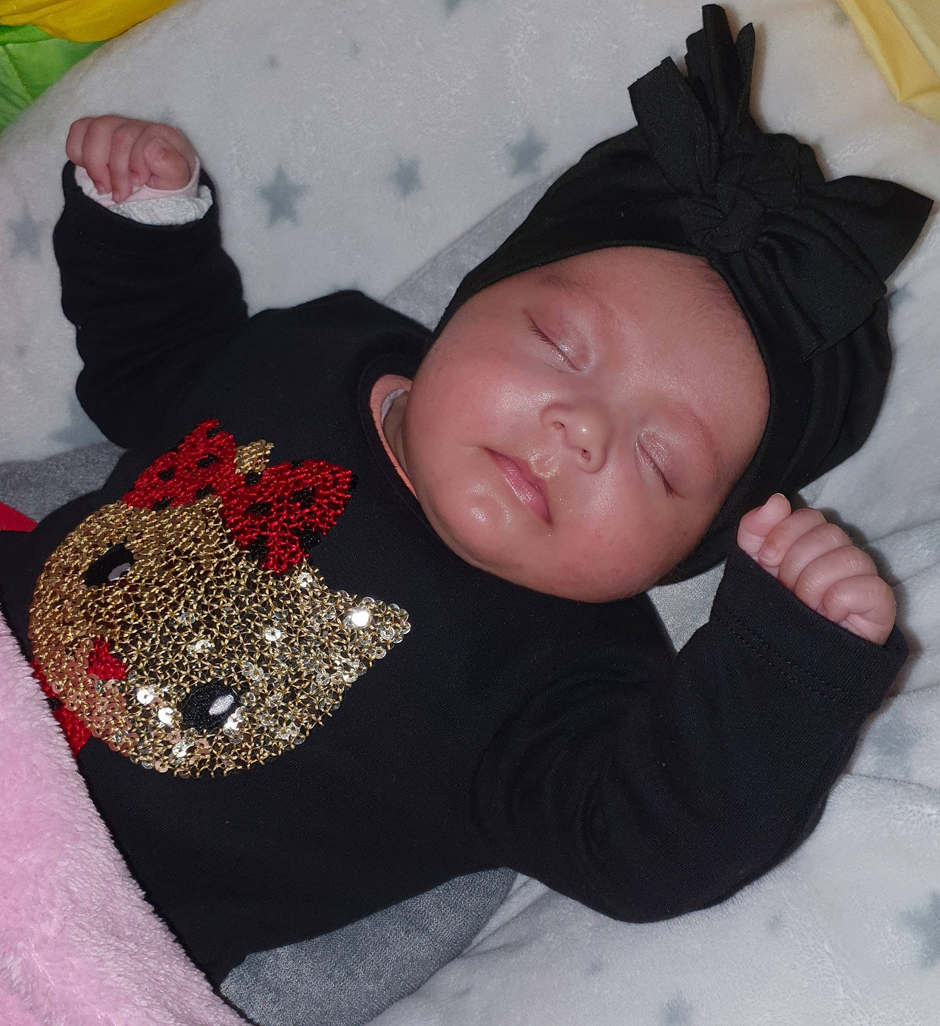 Yasmine participe au concours pour gagner de l'argent avec cette photo : baby, baby_products, baby_toddler_clothing, cheek, child, comfort, costume_accessory, headwear, person, plush, sleep, stuffed_toy, toddler