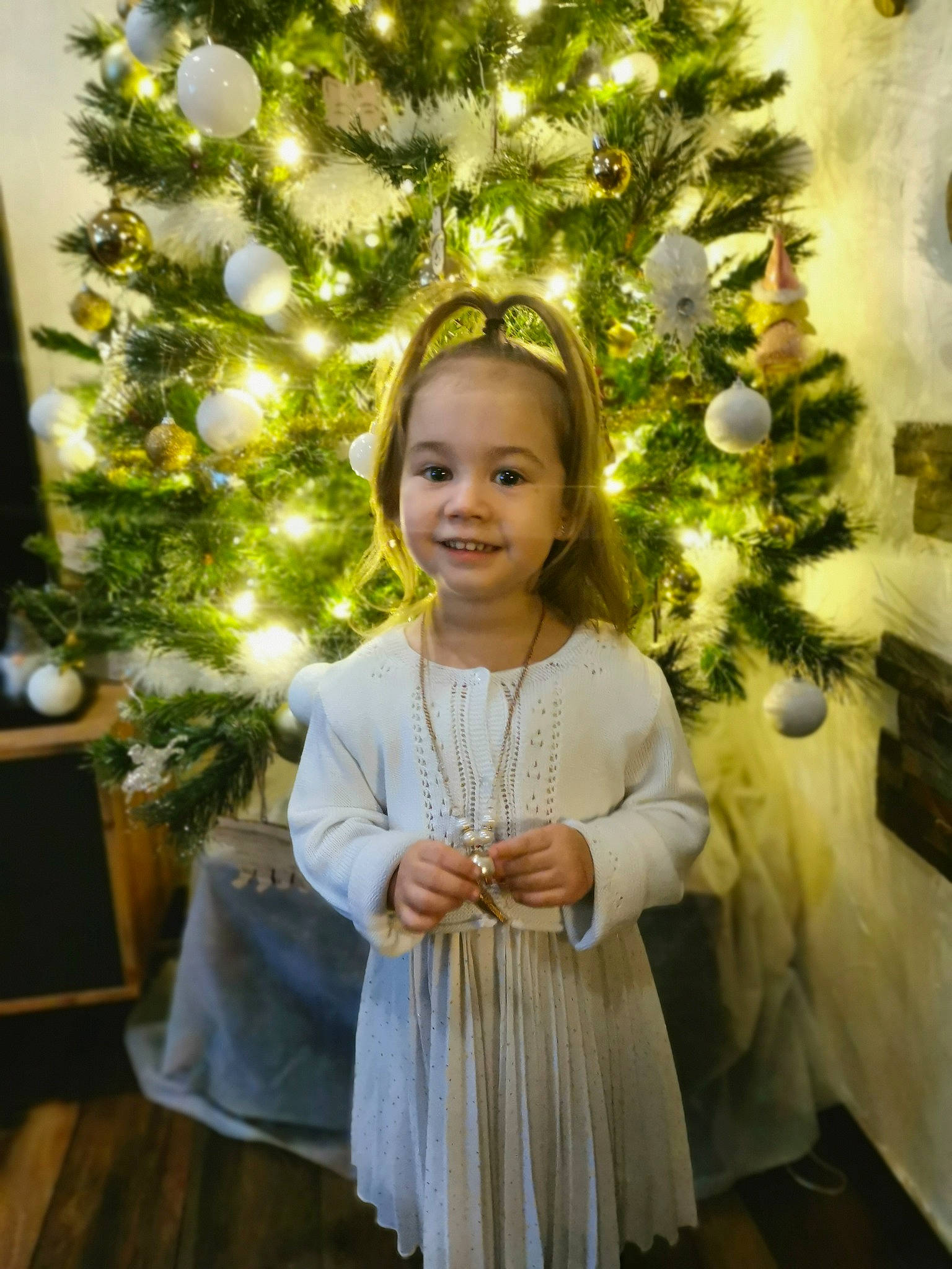 Lucie participe au concours pour gagner de l'argent avec cette photo : beauty, christmas_decoration, christmas_ornament, christmas_tree, dress, event, evergreen, fun, happy, head, holiday_ornament, human_body, iris, joy, ornament, person, plant, smile, standing, toddler