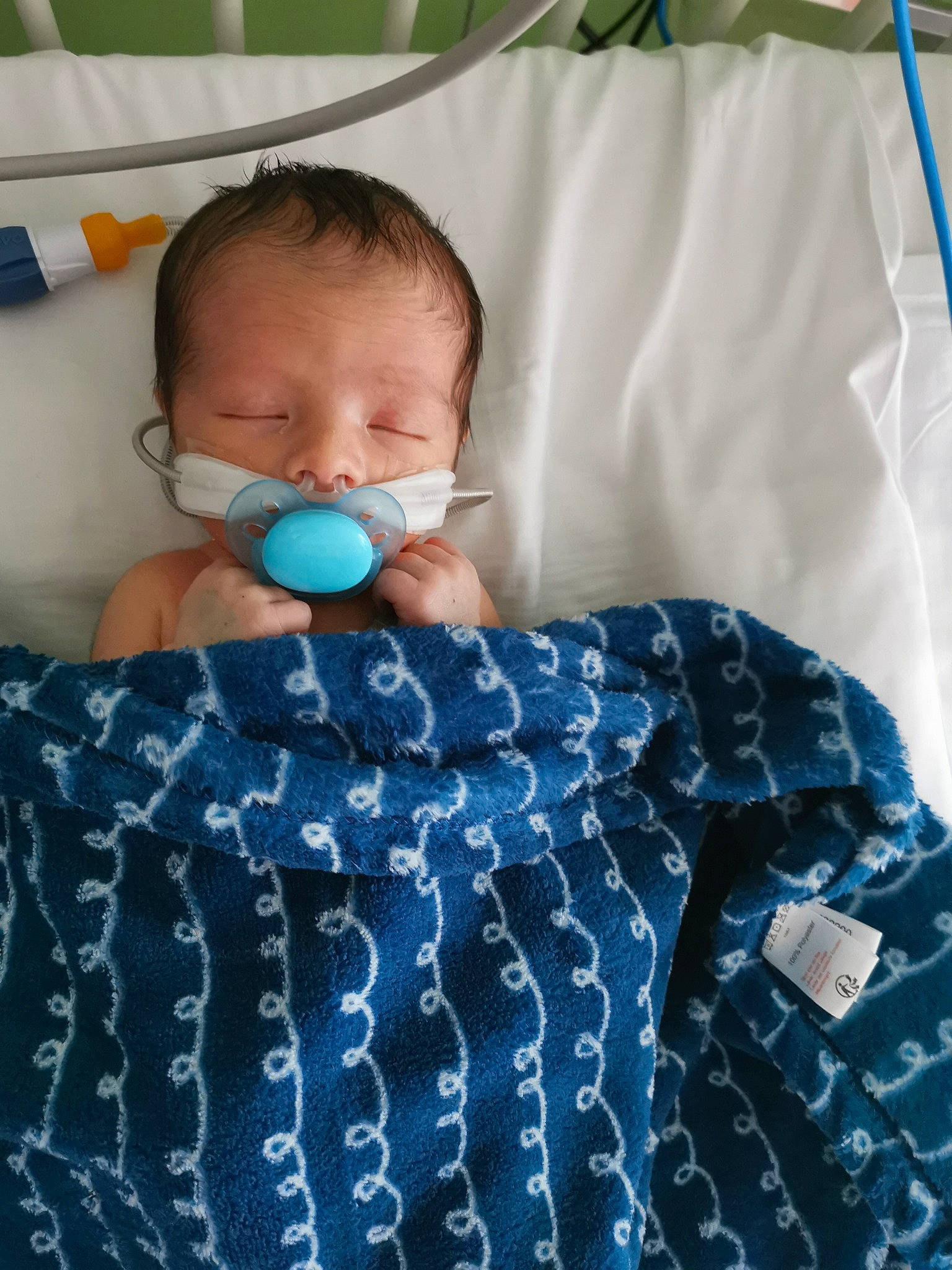 Eden a rejoint le concours — aidez-le/la à gagner de superbes lots ! baby, birth, blanket, child, linens, person, room, textile, toddler, turquoise