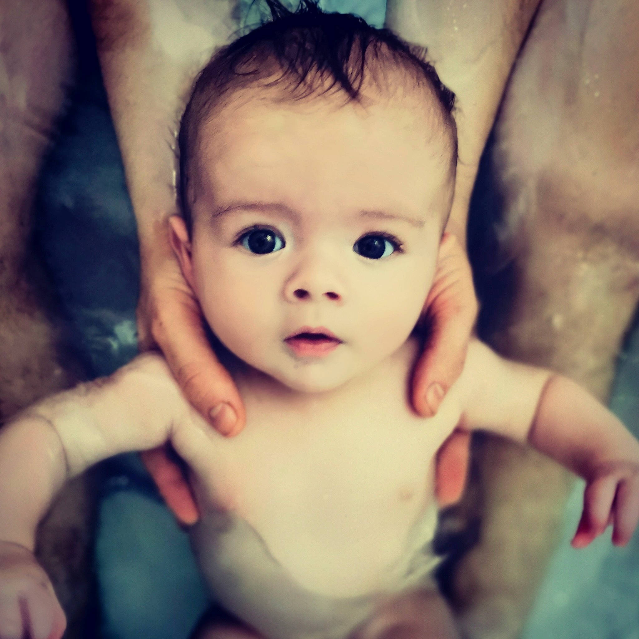 Eden participe au concours pour gagner de l'argent avec cette photo : arm, cheek, chin, cloud, ear, eye, eyebrow, eyelash, forehead, hairstyle, hand, head, lip, mouth, muscle, neck, nose, person, shoulder, skin