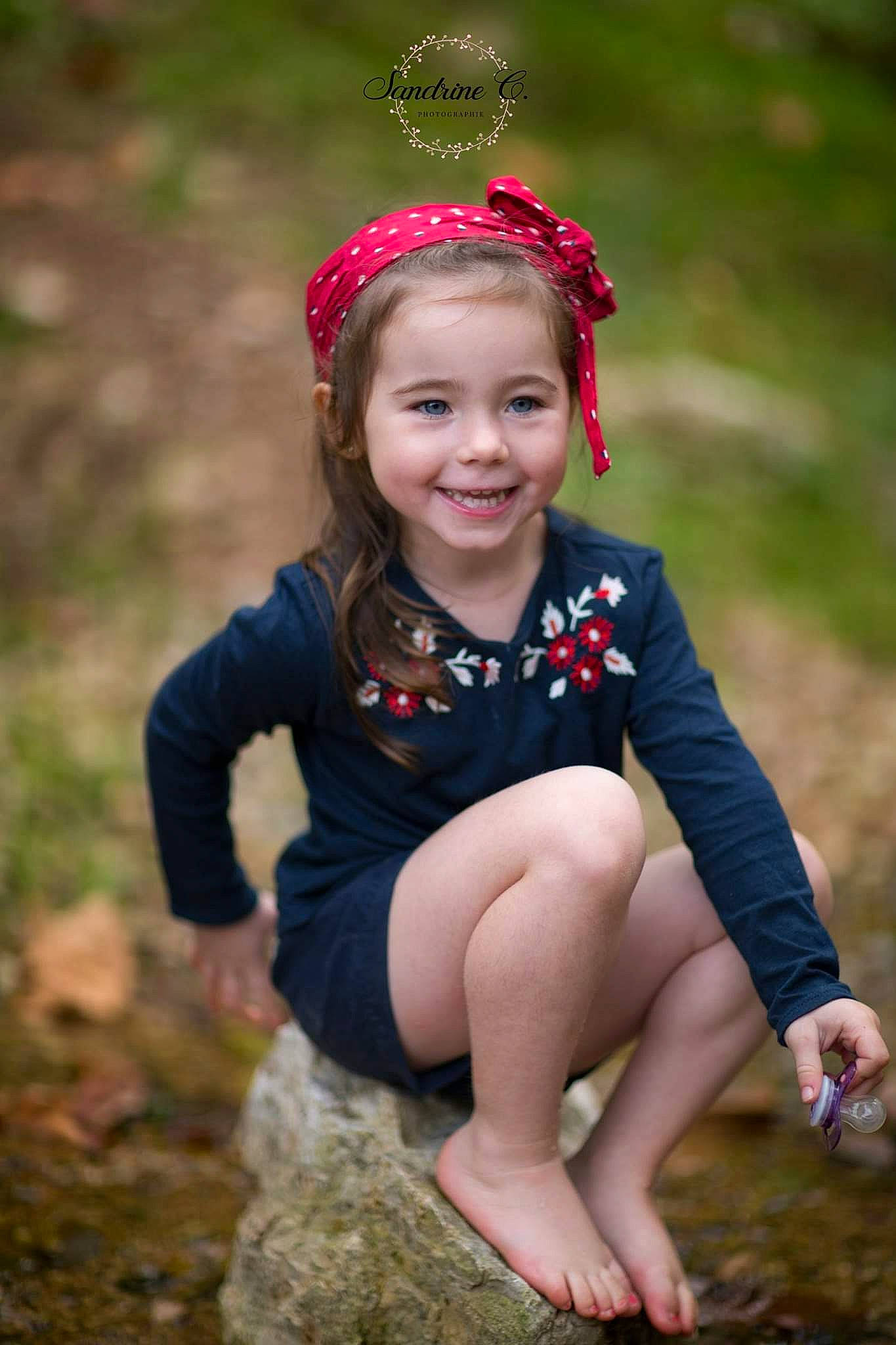 Hanna participe au concours pour gagner de l'argent avec cette photo : baby, baby_toddler_clothing, child, child_model, face, grass, hair_accessory, head, headband, headgear, headpiece, joy, leaf, people, person, photo_shoot, photograph, photography, pink, sitting
