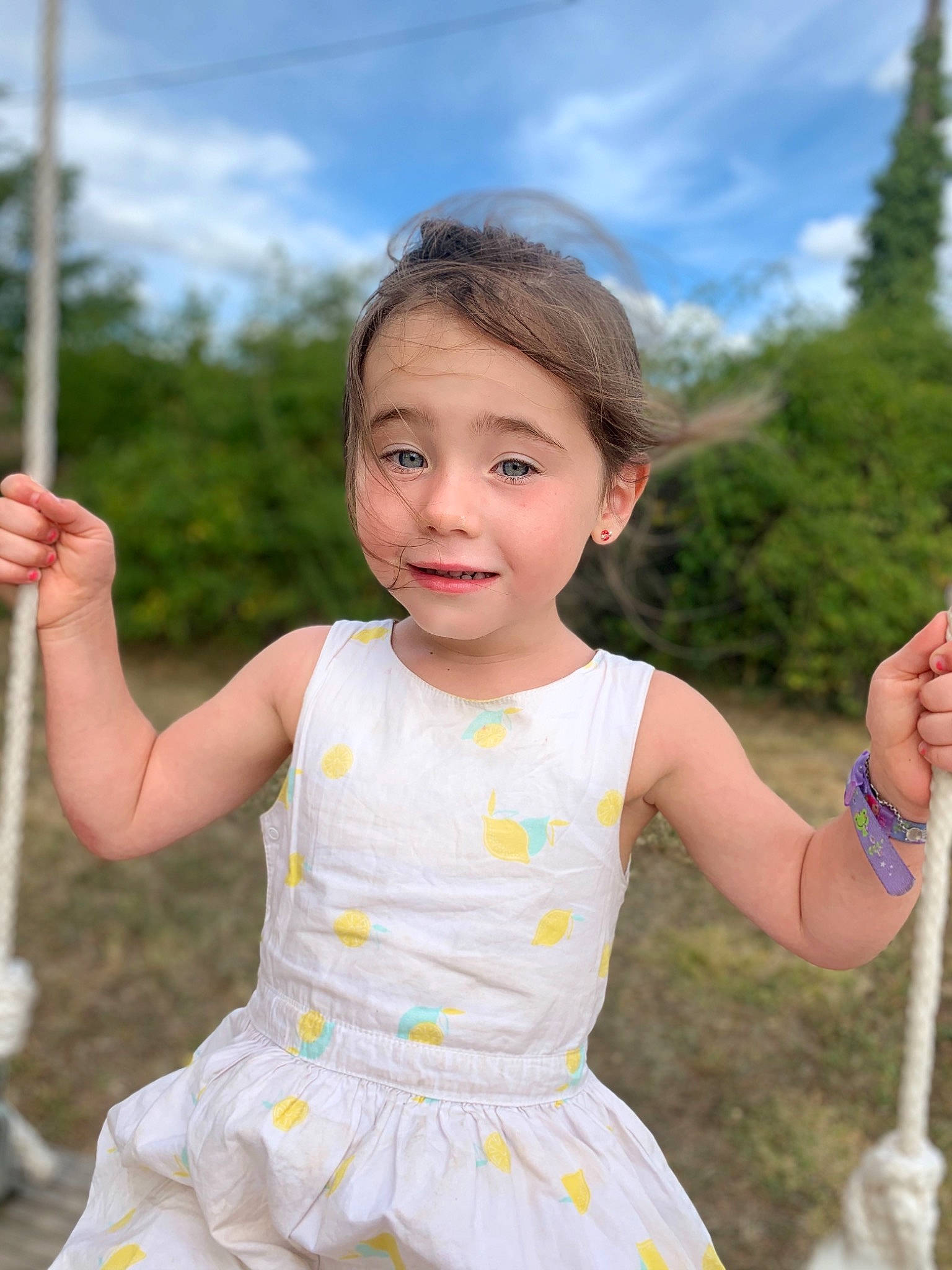 Hanna participe au concours pour gagner de l'argent avec cette photo : child, child_model, dress, face, finger, fun, gesture, grass, hand, happy, leisure, person, photography, play, playground, skin, smile, summer, swing, toddler