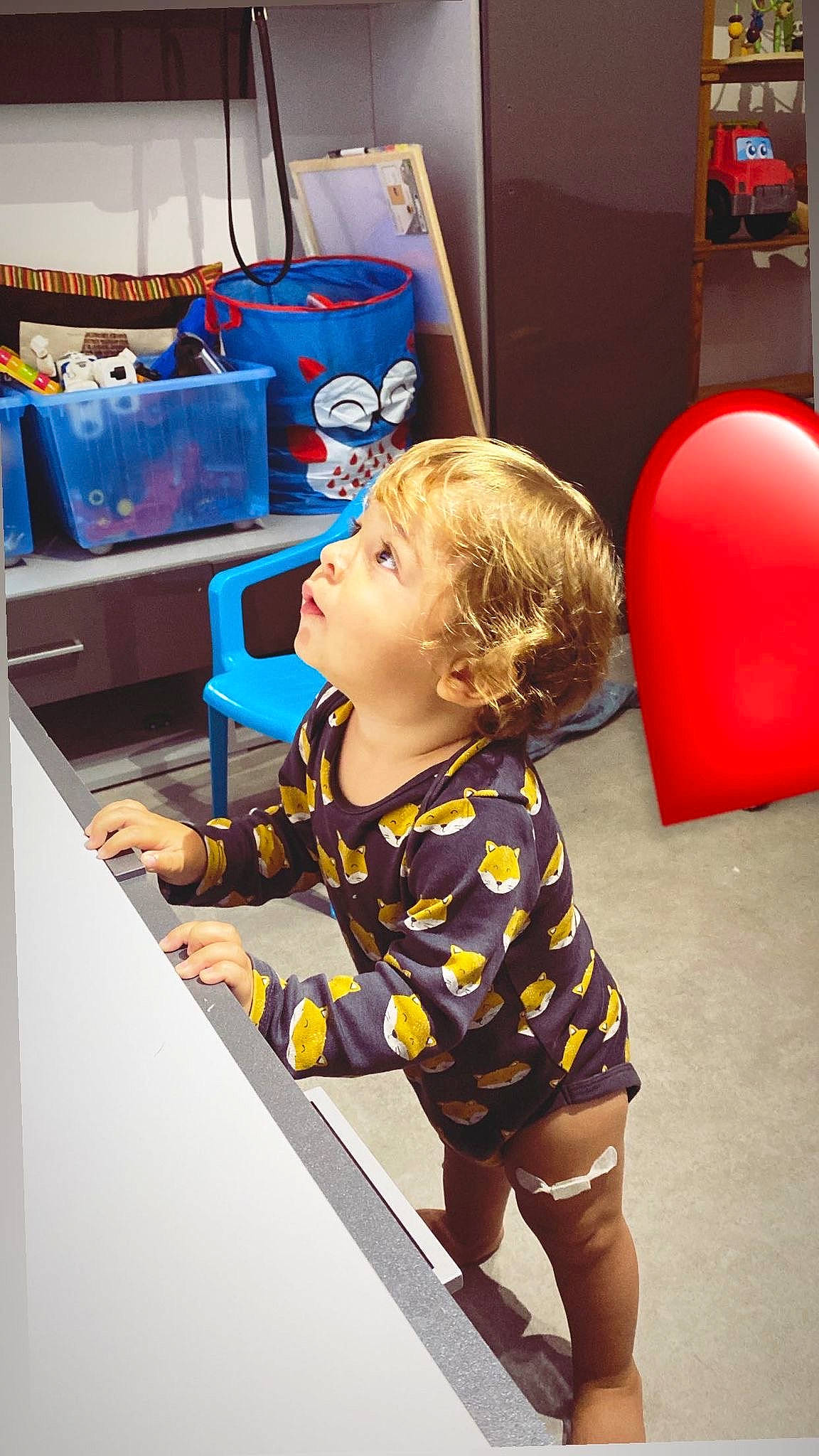 Joao Pedro a rejoint le concours — aidez-le/la à gagner de superbes lots ! automotive_design, baby, child, design, flooring, fun, games, happy, human_leg, knee, leisure, orange, person, play, recreation, room, sitting, t_shirt, thigh, toddler