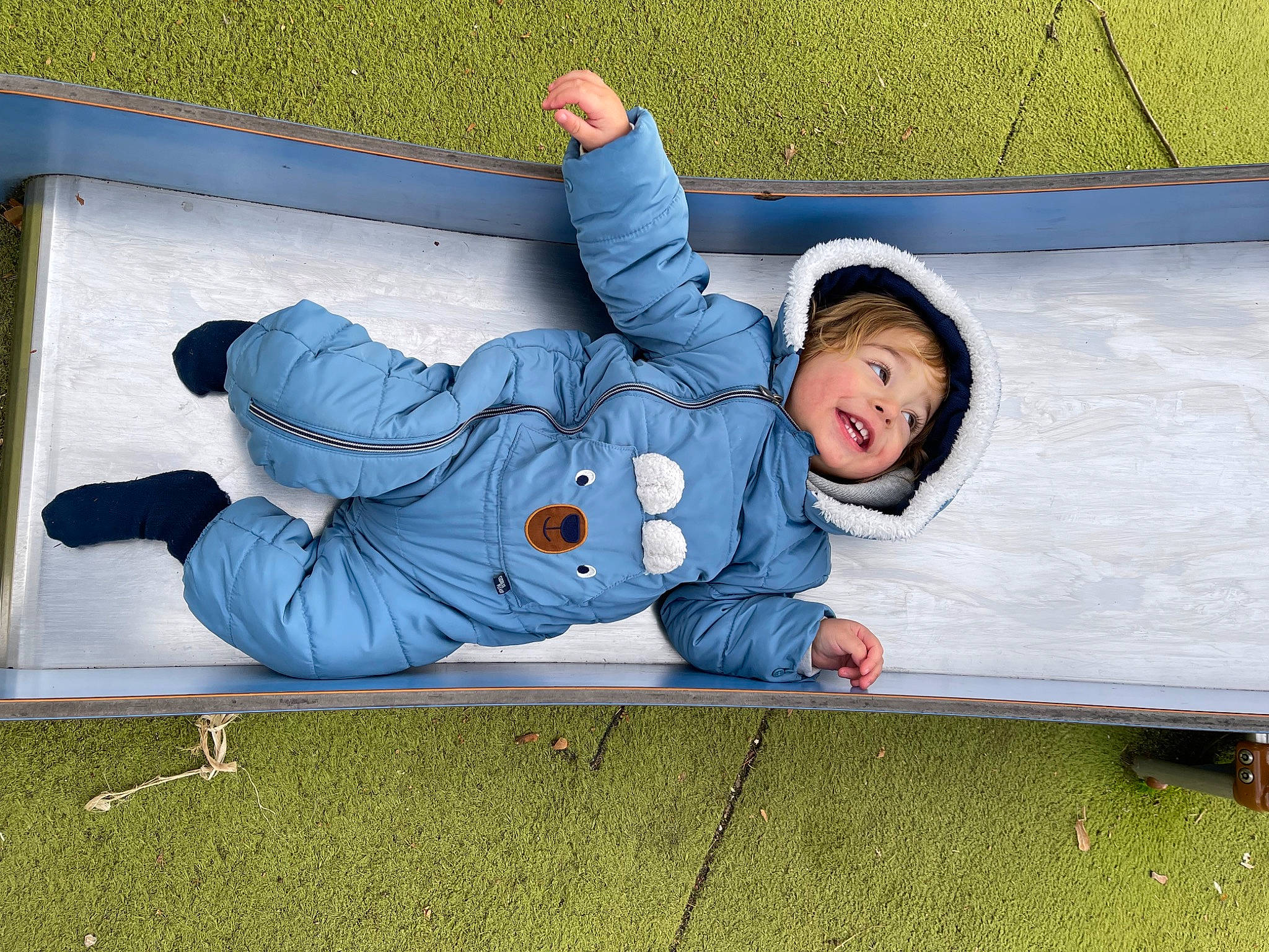 Joao Pedro a rejoint le concours — aidez-le/la à gagner de superbes lots ! baby_toddler_clothing, blue, child, comfort, electric_blue, face, fun, grass, head, lawn, leisure, mammal, outerwear, person, plant, recreation, sitting, smile, sneakers, toddler
