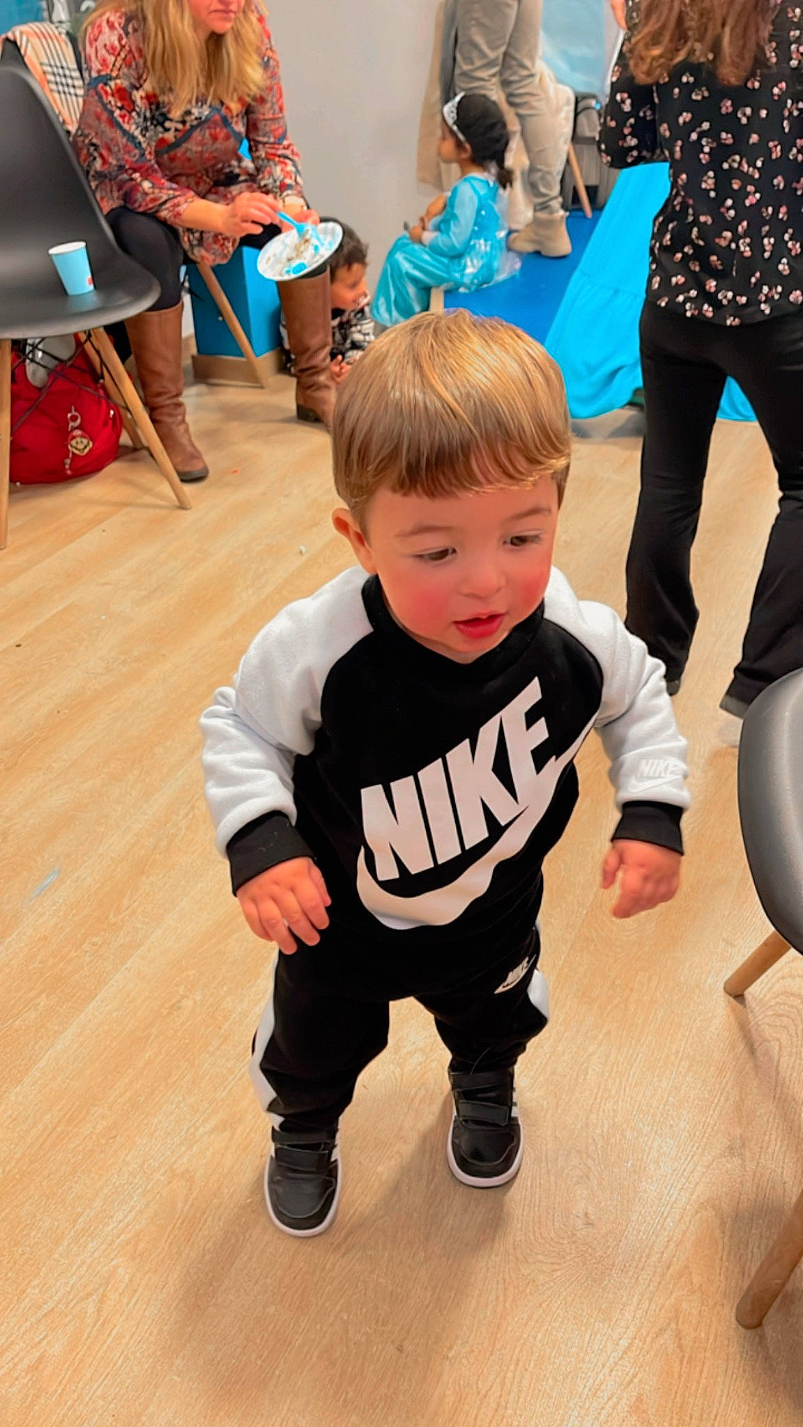Joao Pedro participe au concours pour gagner de l'argent avec cette photo : baby_toddler_clothing, chair, event, floor, flooring, fun, happy, hardwood, joint, leg, leisure, people, person, recreation, shoe, shorts, sneakers, sportswear, t_shirt, toddler