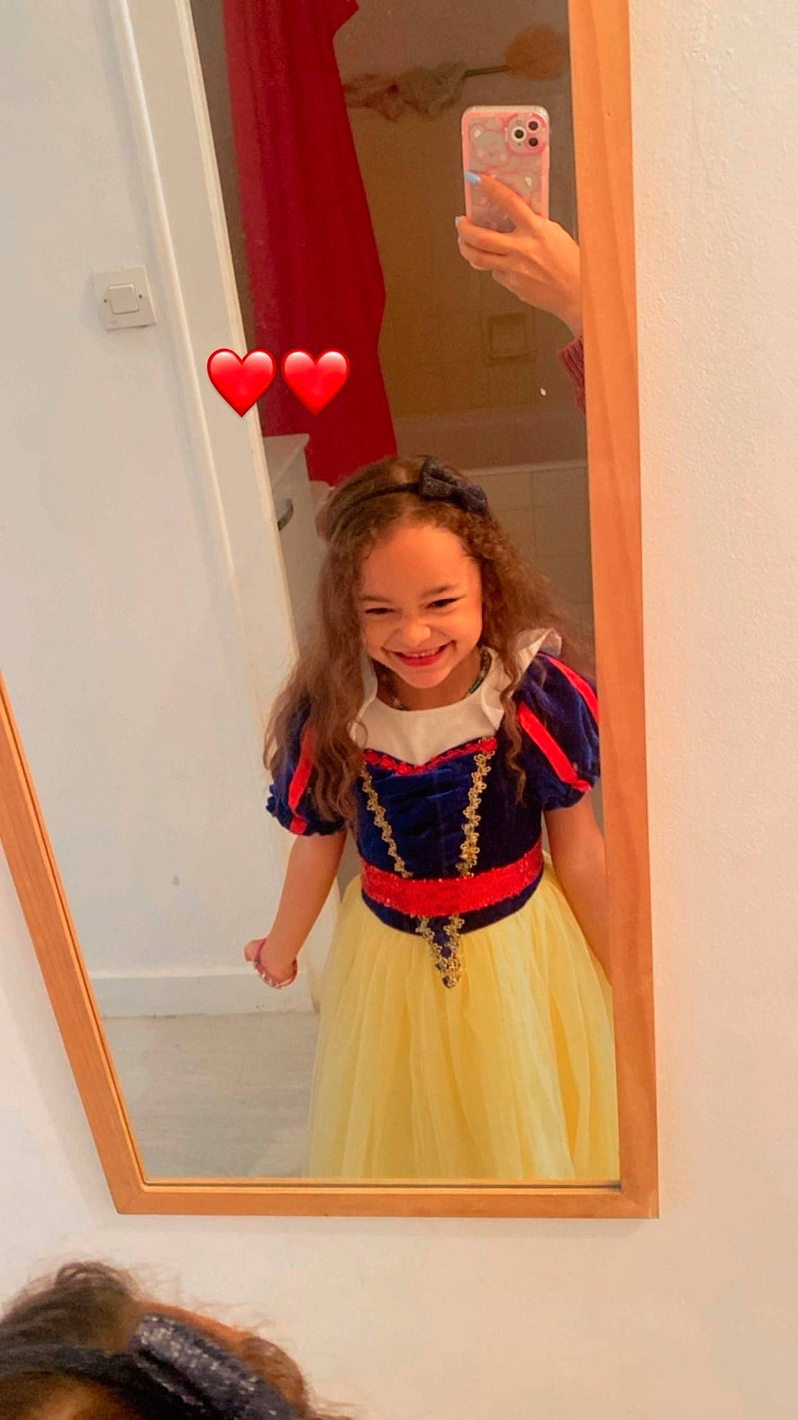 Costa Freitas participe au concours pour gagner de l'argent avec cette photo : baby_toddler_clothing, day_dress, dress, event, fashion_design, gesture, happy, joy, magenta, neck, one_piece_garment, orange, pattern, person, pink, red, shoulder, sleeve, smile, standing