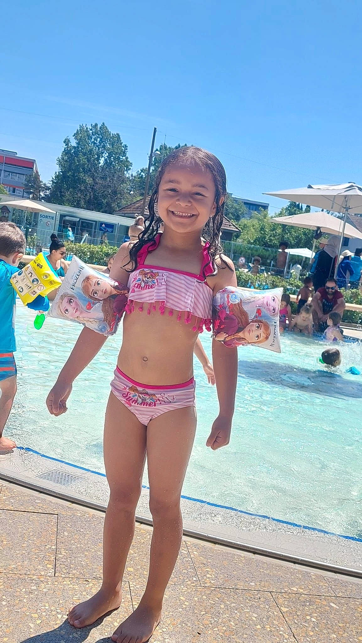 Costa Freitas participe au concours pour gagner de l'argent avec cette photo : brassiere, briefs, chest, joy, lingerie, lingerie_top, navel, people_on_beach, person, sky, smile, swimsuit_bottom, swimsuit_top, swimwear, thigh, tree, trunk, undergarment, underpants, waist