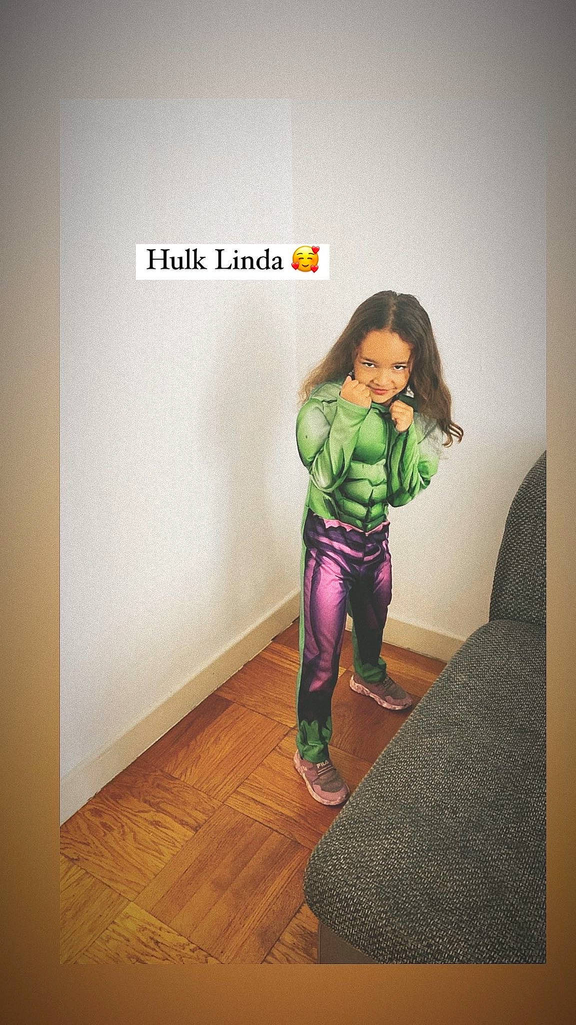 Costa Freitas a rejoint le concours — aidez-le/la à gagner de superbes lots ! child, fashion_design, floor, flooring, font, happy, human_leg, joy, knee, leggings, magenta, pattern, person, room, sleeve, sportswear, t_shirt, thigh, toddler, waist