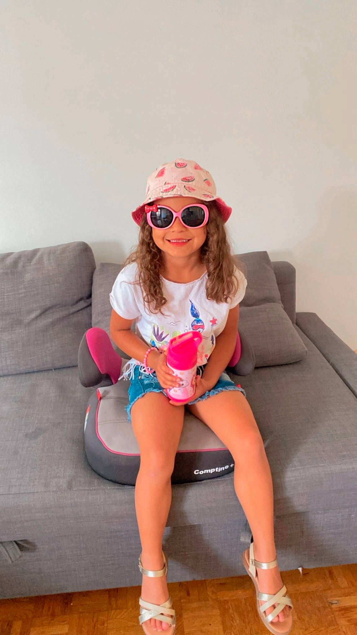 Costa Freitas participe au concours pour gagner de l'argent avec cette photo : eyewear, face, fashion, glasses, goggles, hair, happy, head, headwear, joint, joy, knee, leg, lip, neck, person, pink, shoe, shorts, sleeve