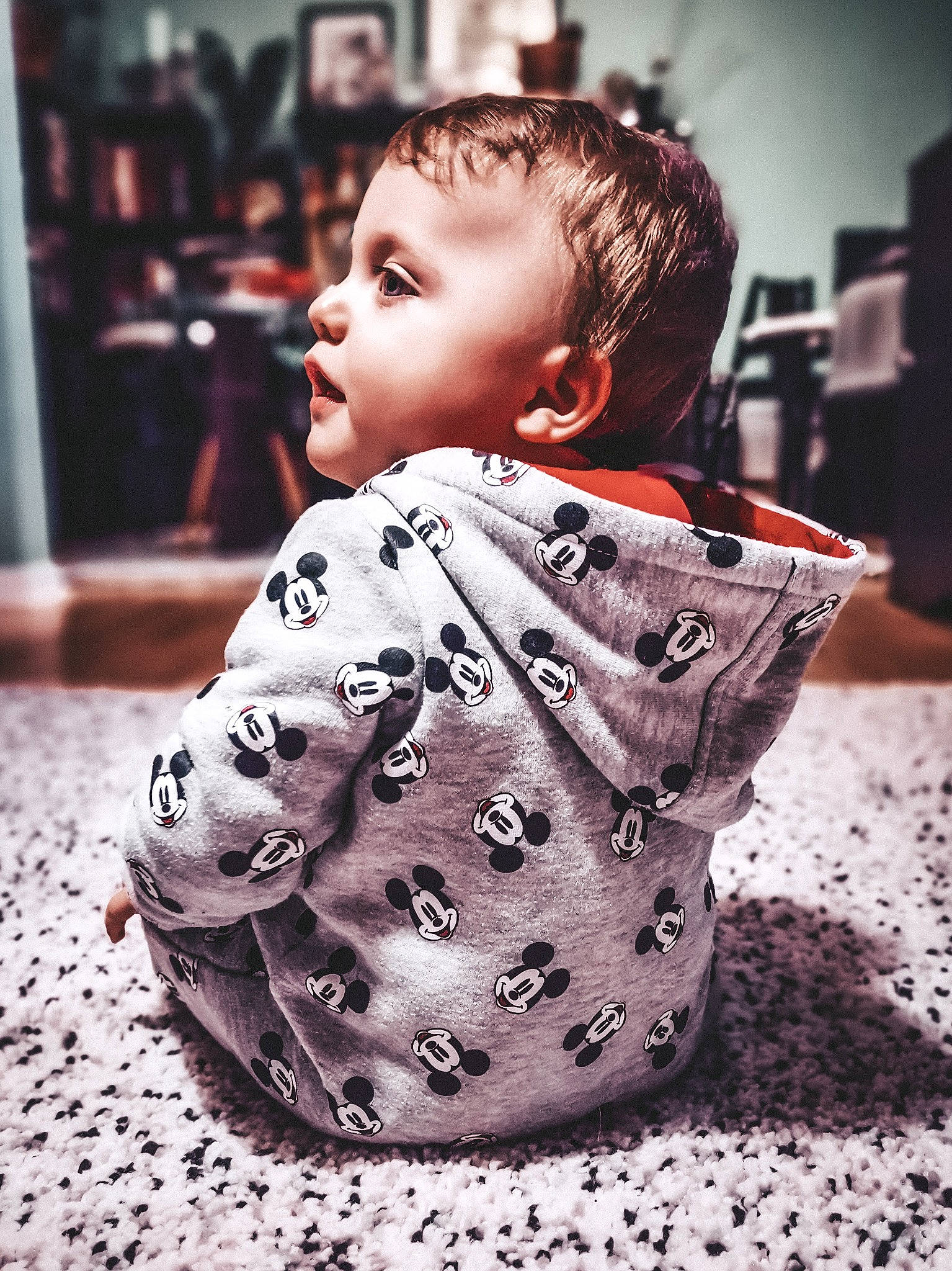 Timour participe au concours pour gagner de l'argent avec cette photo : baby, baby_toddler_clothing, child, ear, flooring, nightwear, person, sleeve, toddler