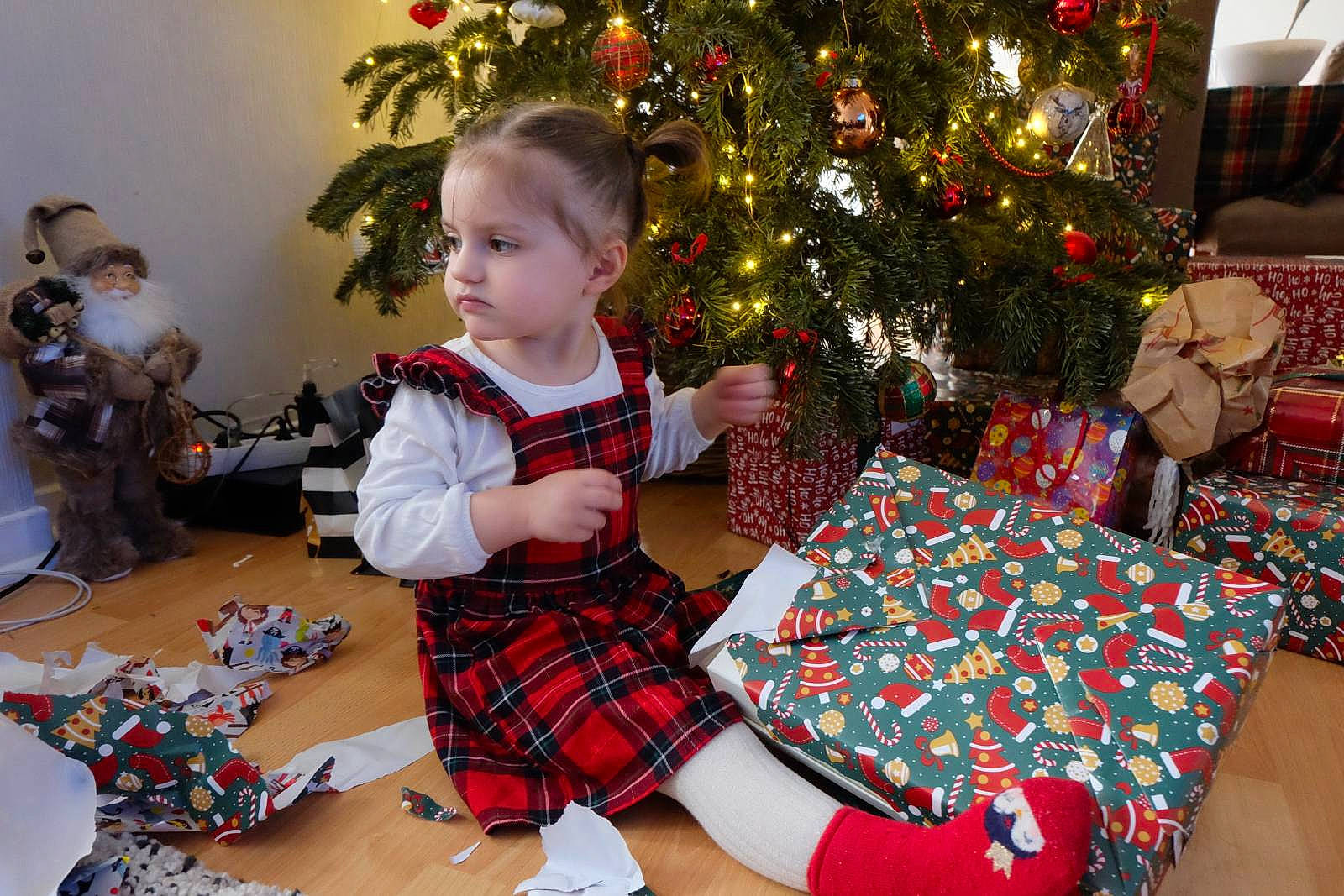 Ayline participe au concours pour gagner de l'argent avec cette photo : christmas, christmas_decoration, christmas_eve, christmas_ornament, christmas_tree, design, gift_wrapping, holiday, holiday_ornament, home, interior_design, lap, opening_presents, ornament, pattern, person, plaid, present, tartan, textile