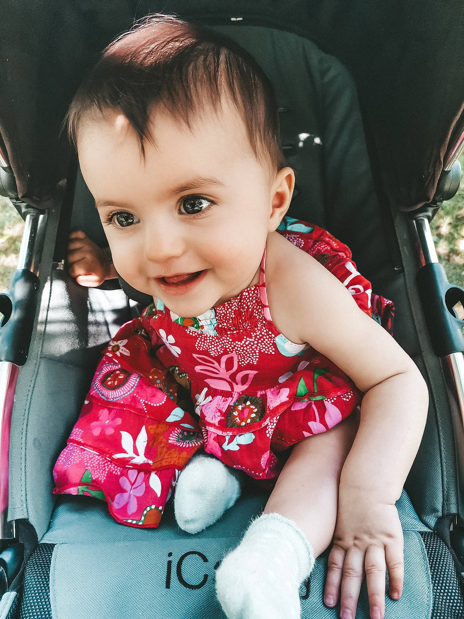 Ayline a rejoint le concours — aidez-le/la à gagner de superbes lots ! baby, baby_carriage, baby_laughing, baby_products, baby_safety, baby_toddler_clothing, car_seat, child, comfort, joy, lap, mouth, nose, person, product, sitting, sock, toddler
