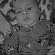 Torino a rejoint le concours — aidez-le/la à gagner de superbes lots ! baby, blanket, child, chubby, clothing, cozy, cute, expression, face, hands, indoor, infant, monochrome, onesie, pattern, person, portrait, sitting, soft, young