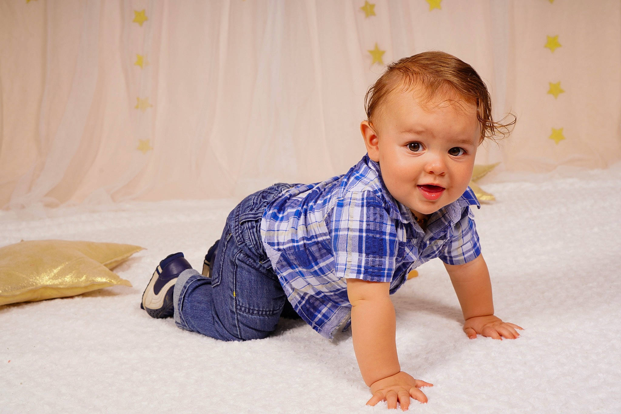 Léo participe au concours pour gagner de l'argent avec cette photo : baby, baby_toddler_clothing, child, crawling, design, floor, flooring, leg, pattern, person, photograph, photography, plaid, play, portrait_photography, sitting, skin, smile, toddler, tummy_time